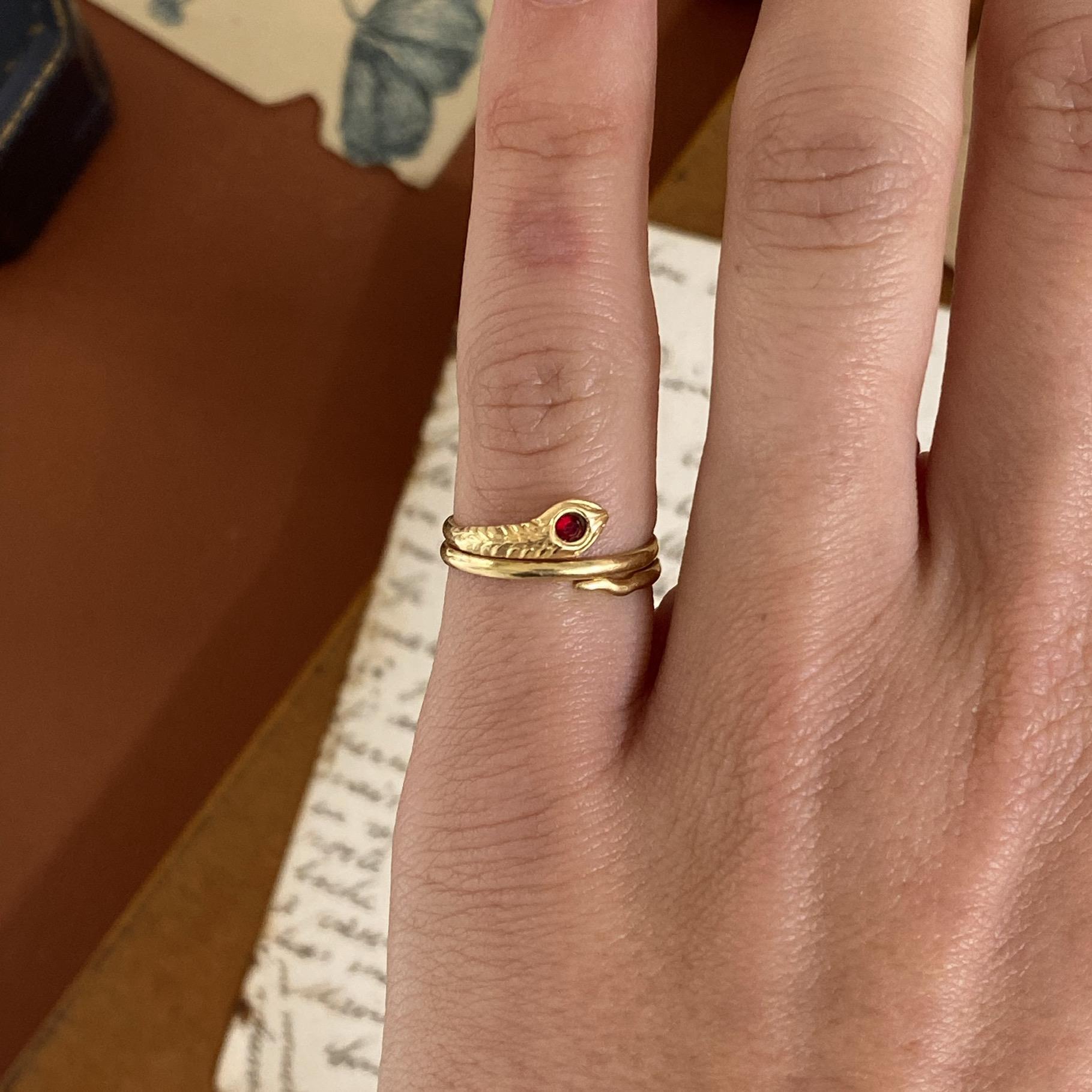 Anello vintage serpente in oro 18kt con rubino sintetico