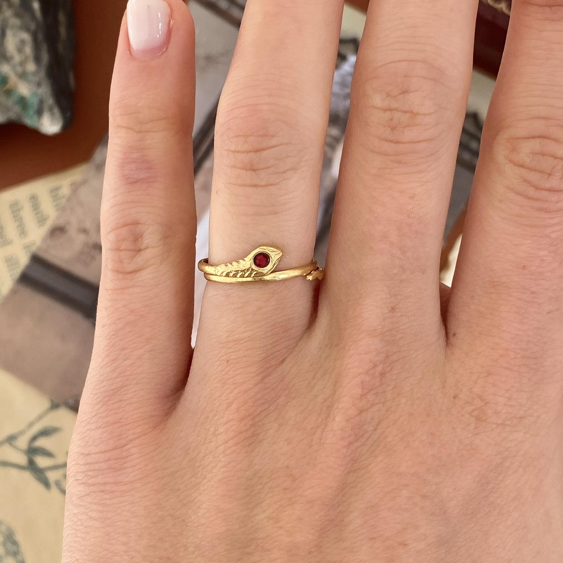 Anello vintage serpente in oro 18kt con rubino sintetico