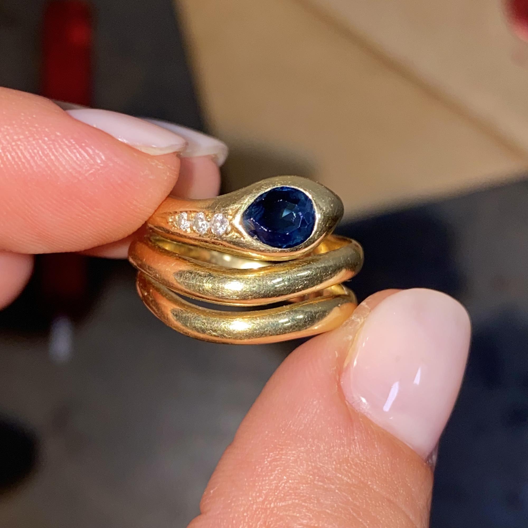 Anello vintage serpente in oro 18kt con zaffiro di taglio goccia ct 1,00 ca. e 3 diamanti ct 0,05 ca.