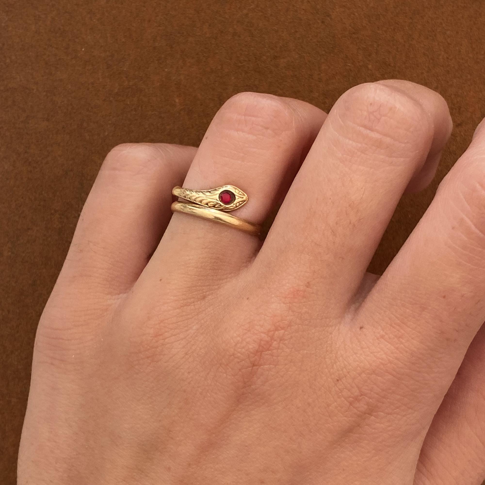Anello vintage serpentino con rubino sintetico
