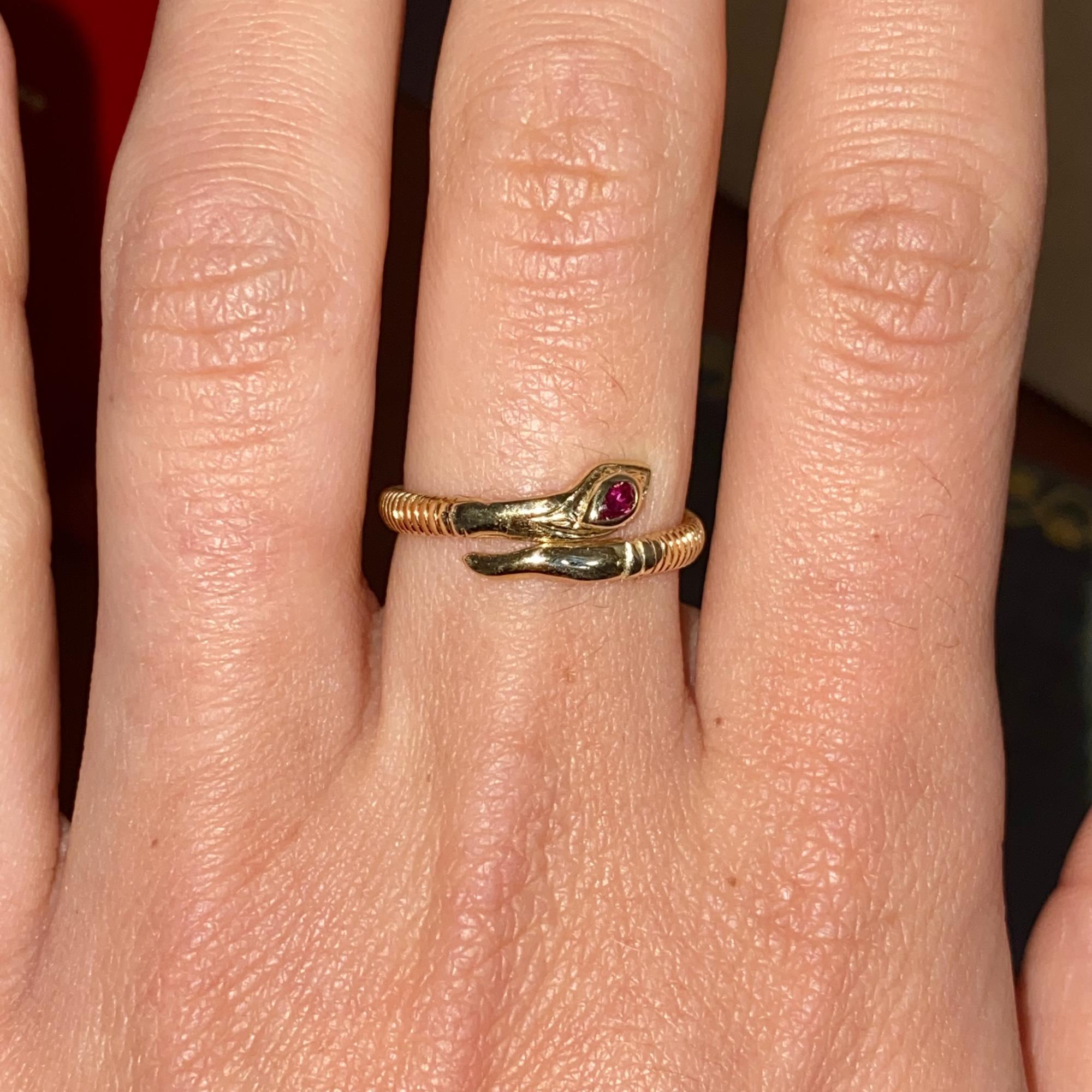 Anello vintage serpentino in oro 18kt con rubino di taglio goccia ct 0,10