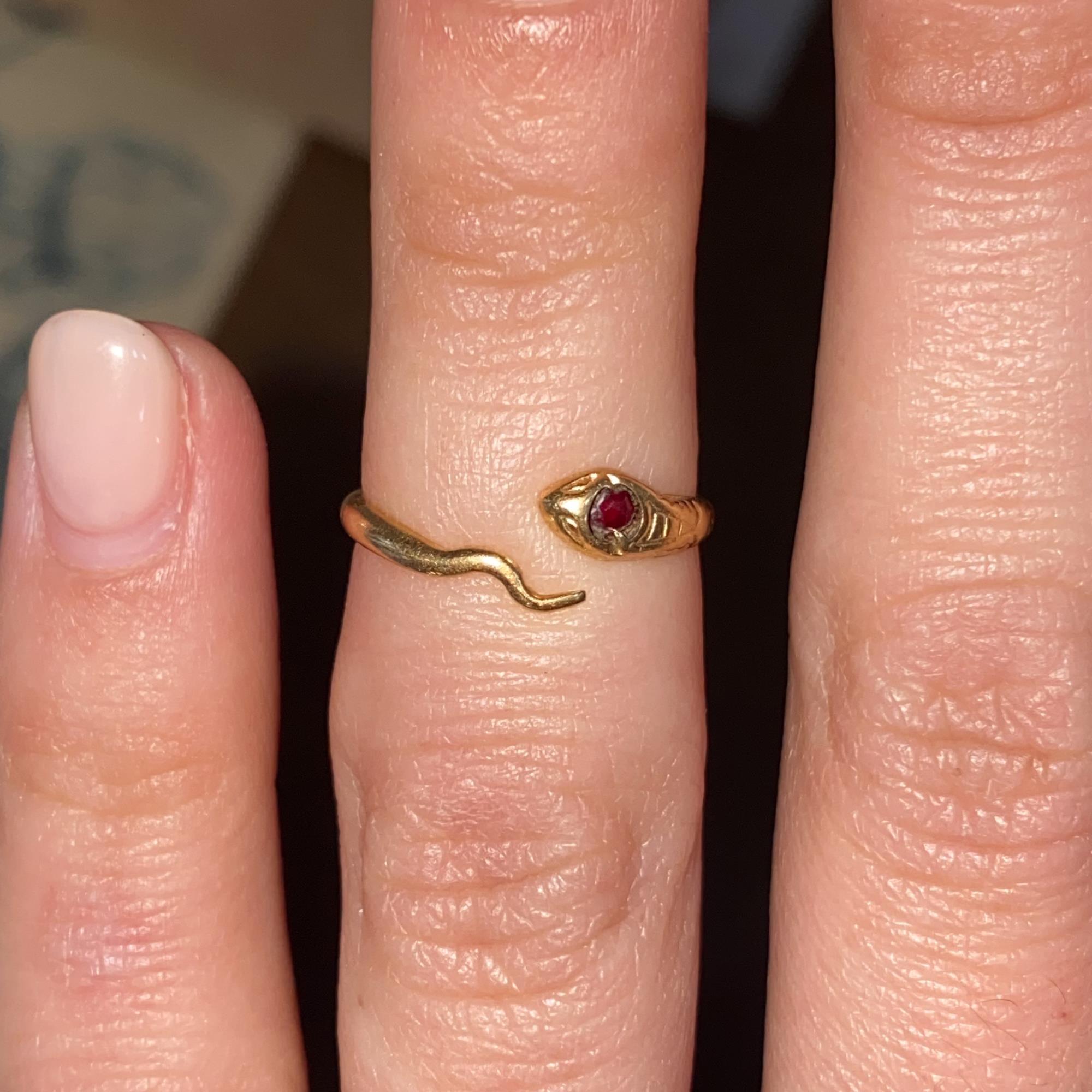 Anello vintage serpentino in oro 18kt con rubino sintetico