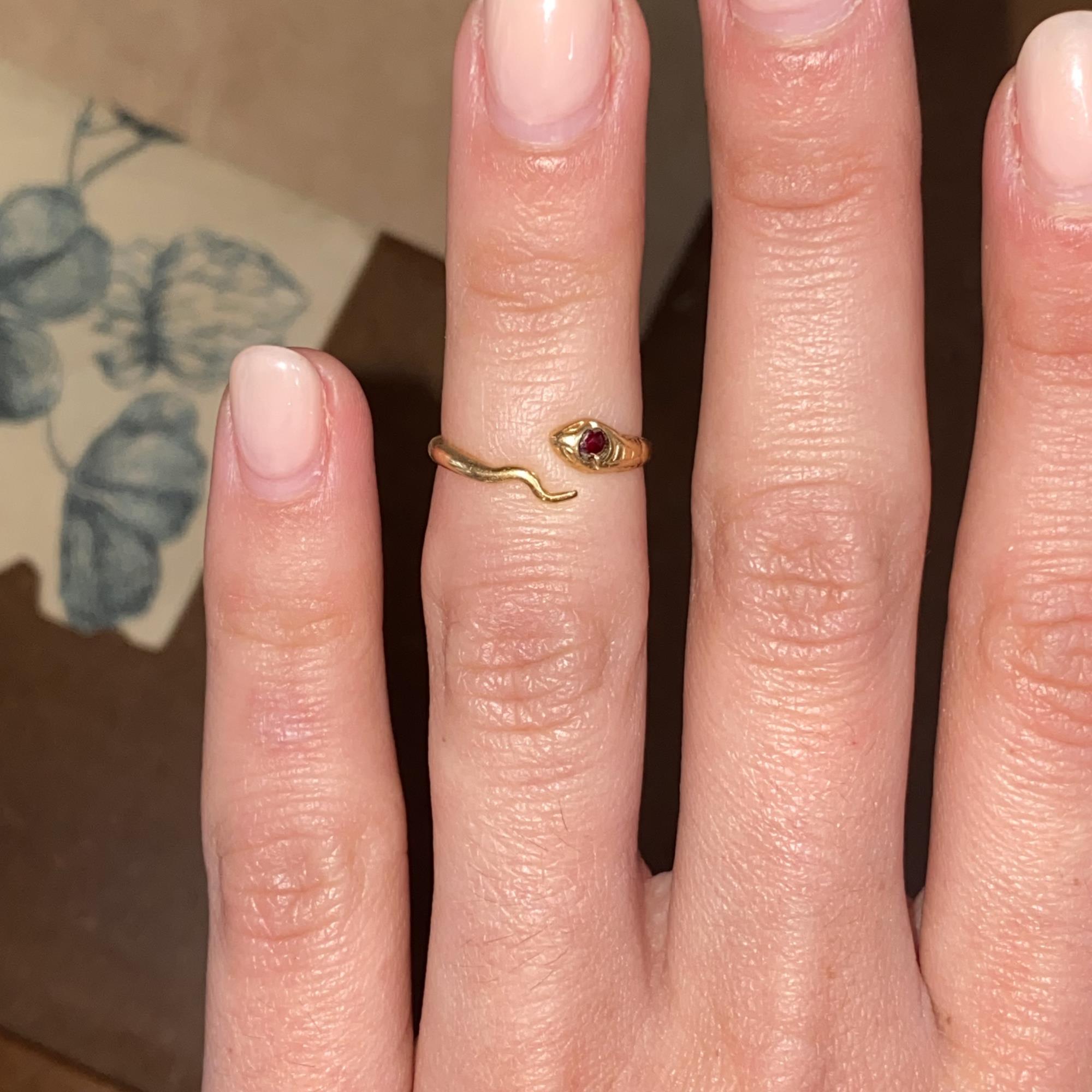 Anello vintage serpentino in oro 18kt con rubino sintetico