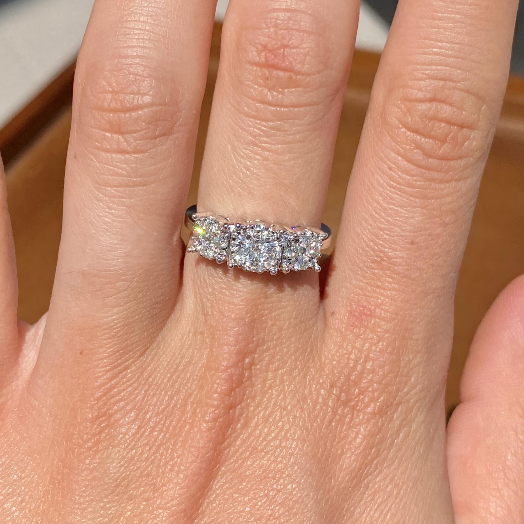 Anello vintage trilogy con tanti diamanti peso complessivo ct 0,88 ca.