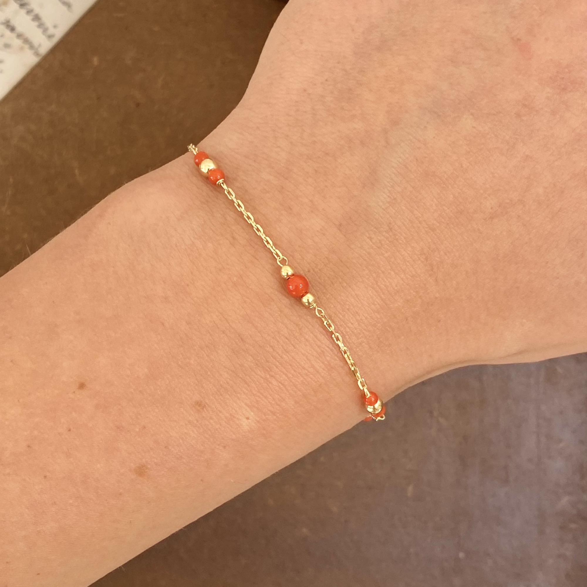 Bracciale vintage in oro 18kt con perline di corallo naturale