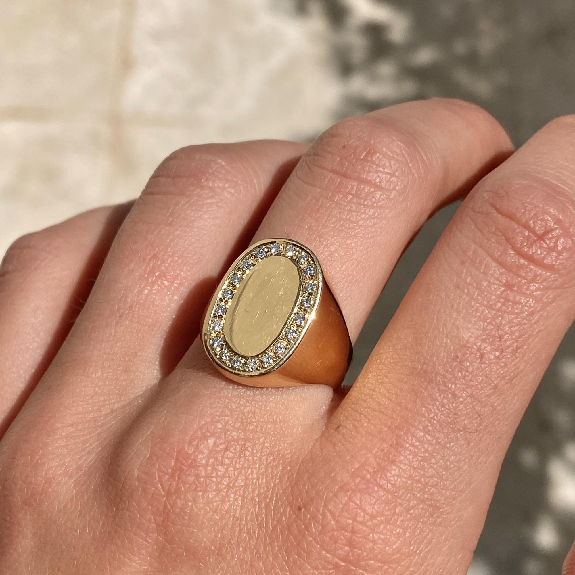 Chevalier vintage in oro 18 kt con cornice di diamanti ct 0,25 ca.