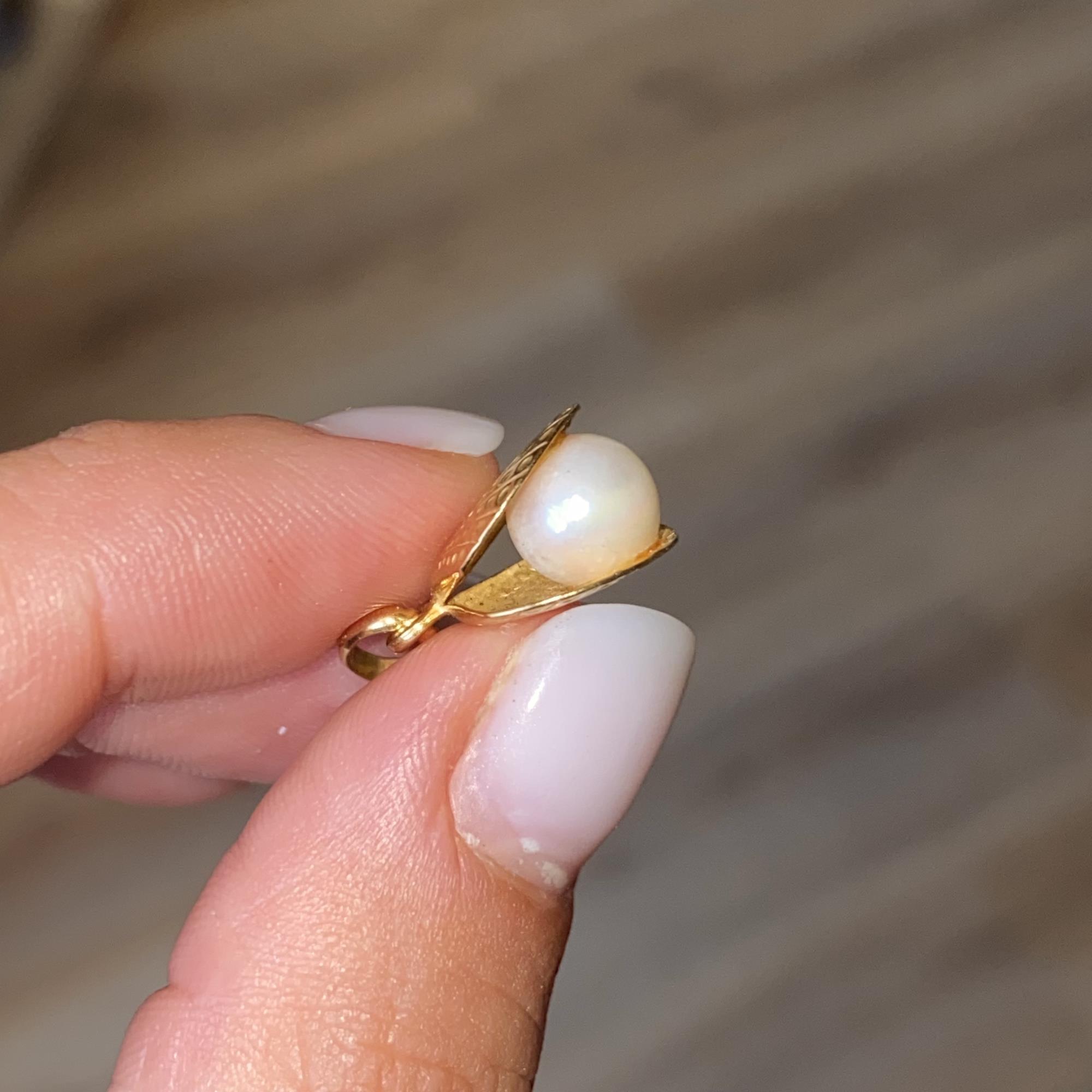 Ciondolo in oro 18kt conchiglia con perla mm 0,70