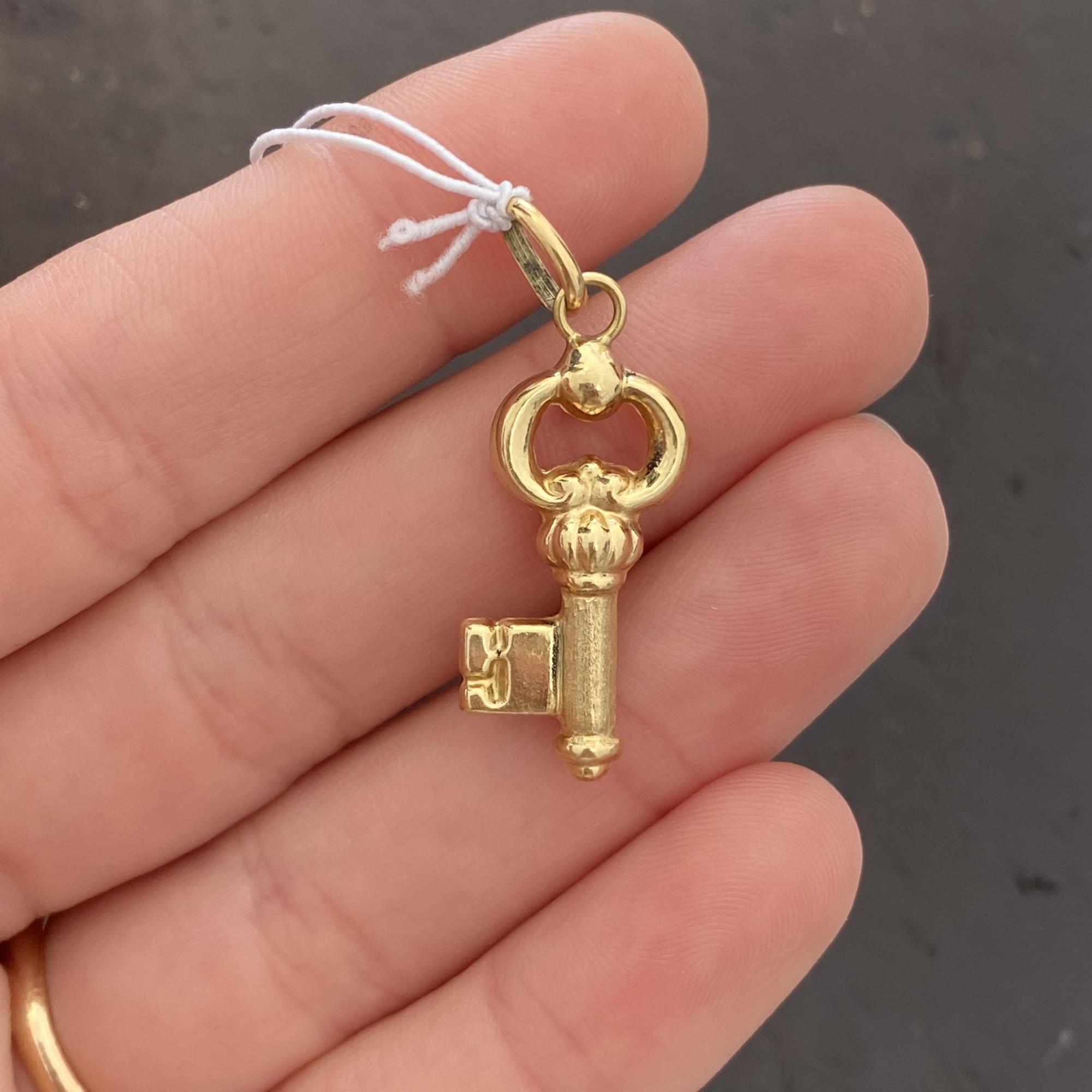 Ciondolo vintage chiave in oro 18kt lucido e satinato
