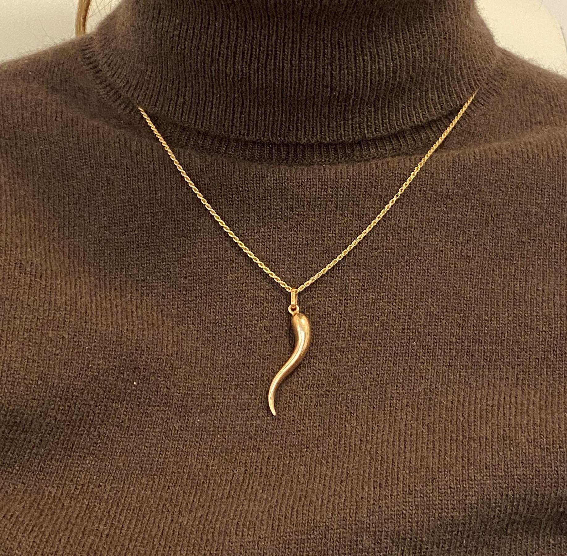 Ciondolo vintage corno portafortuna in oro 18kt