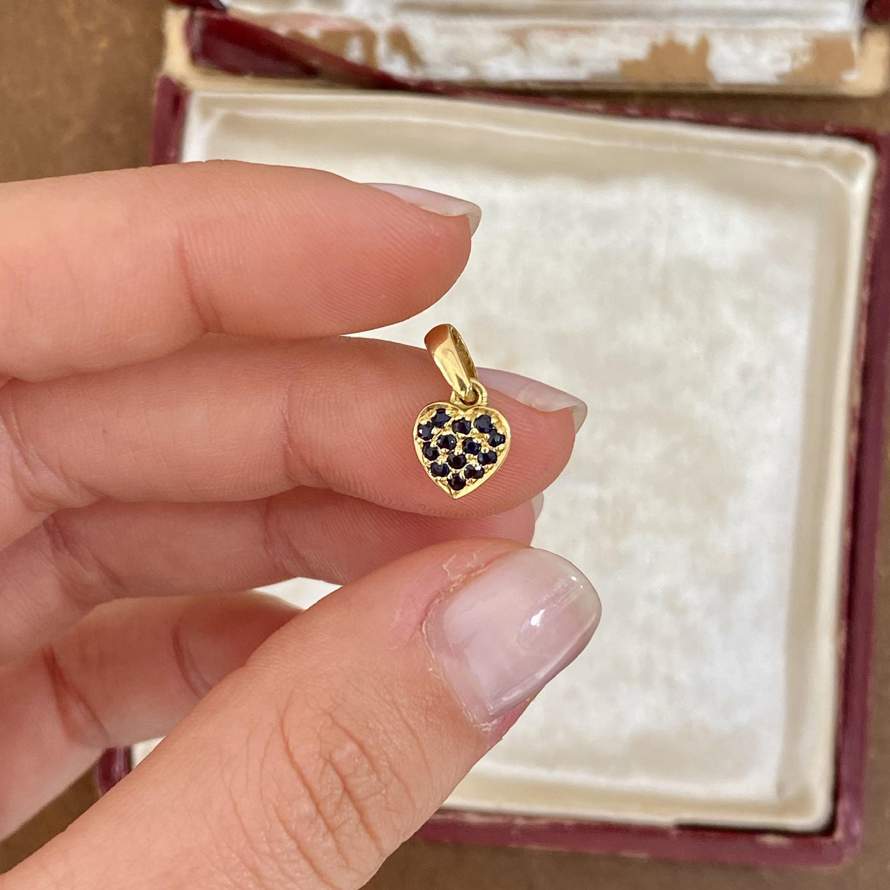 Ciondolo vintage cuore in oro 18kt e zaffiri ct 0,10 ca.