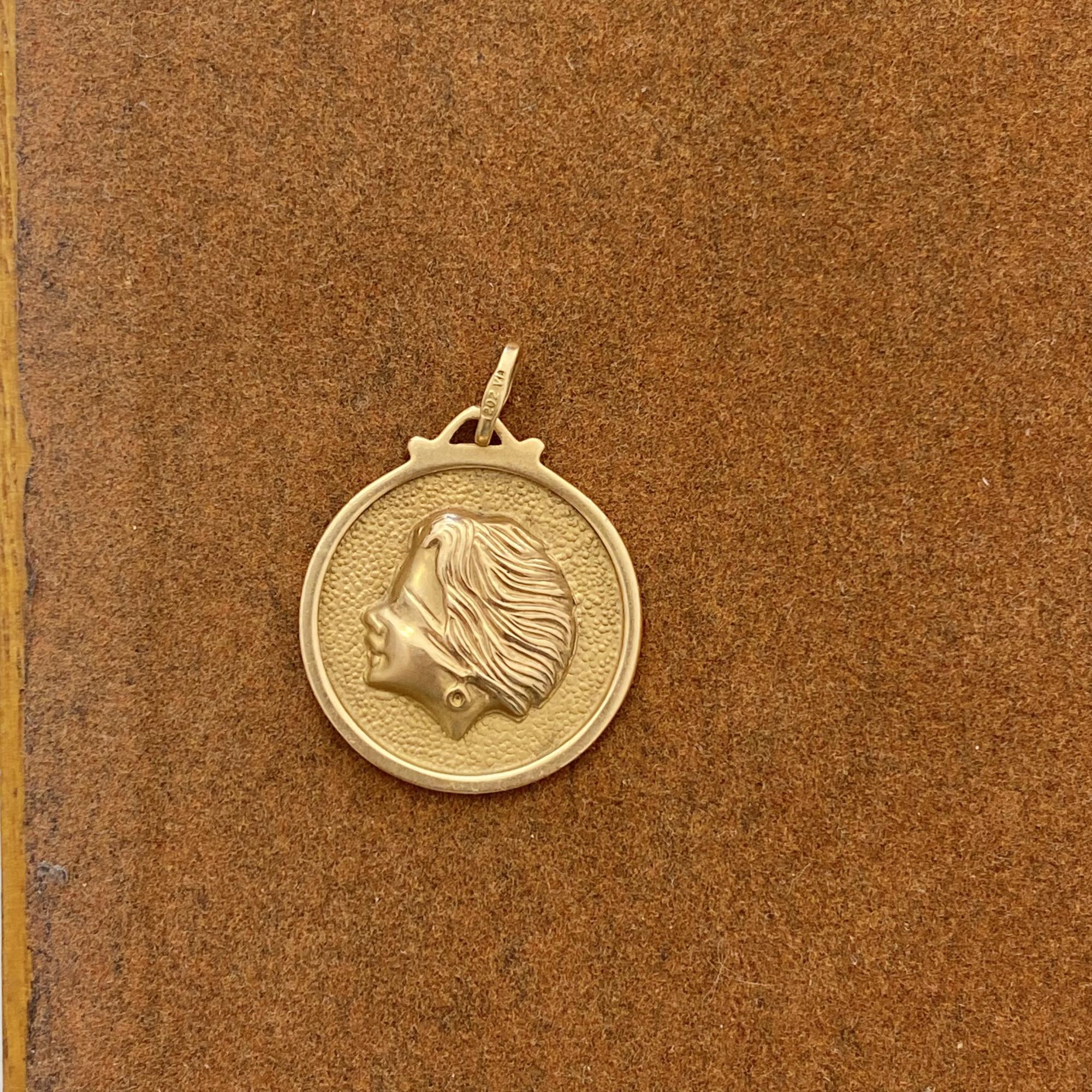 Ciondolo vintage dea bendata in oro 18kt figura in rilievo