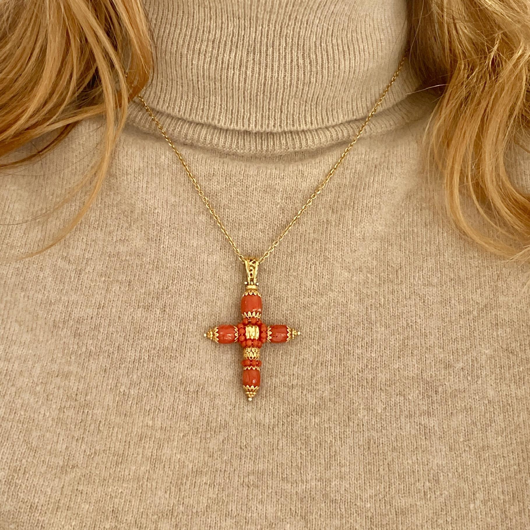 Ciondolo vintage croce in oro 18kt con corallo naturale