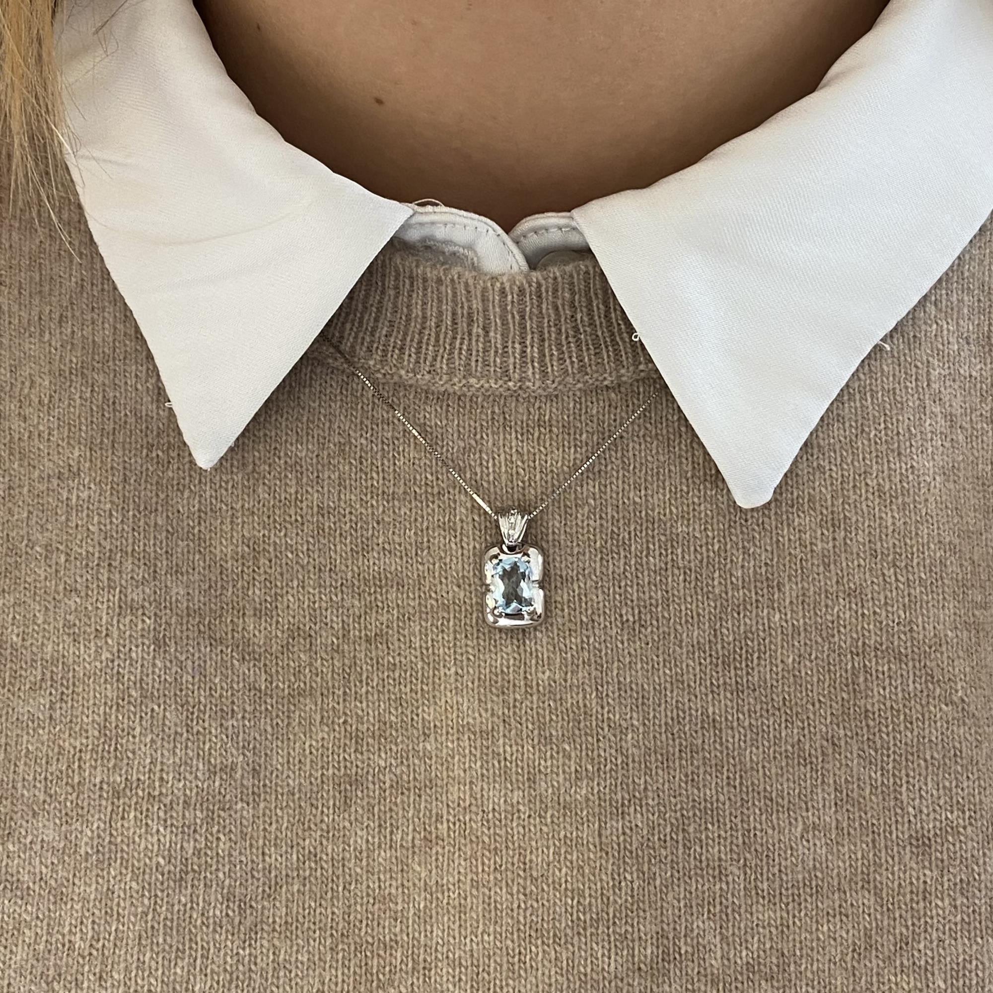 Vintage 18kt gold pendant with an aquamarine, circa 1.00 ct, and three diamonds, circa 0.003 ct.