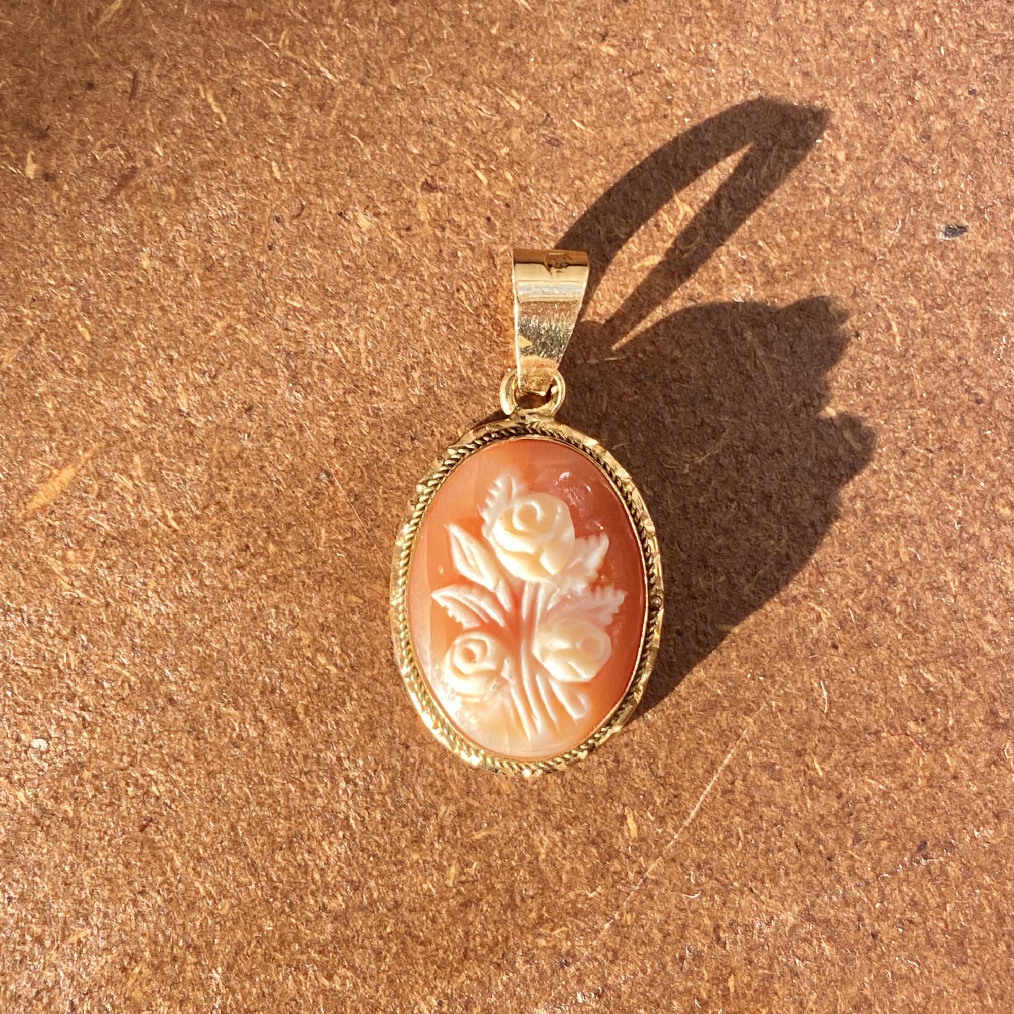 Vintage 18kt gold pendant with cameo