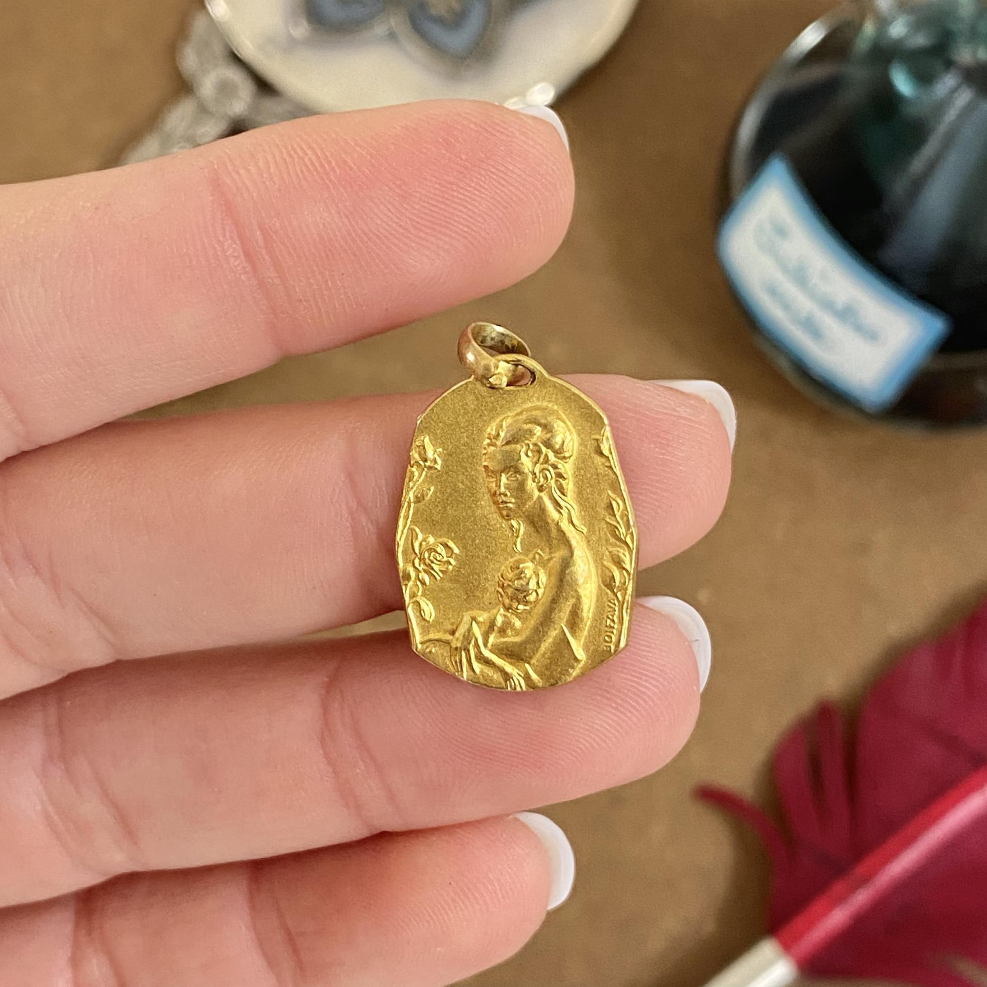Ciondolo vintage in oro 18kt con figure in rilievo   mamma ti voglio bene  
