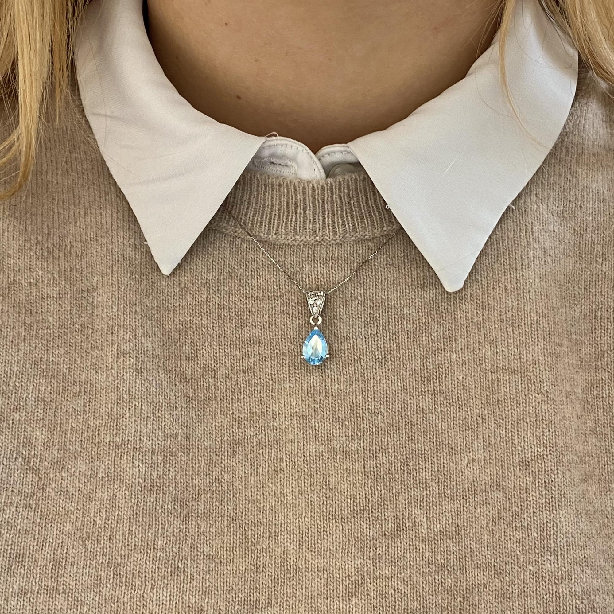 Vintage pendant in 18kt gold with approx. 1.80 ct pear-shaped topaz and zircons.