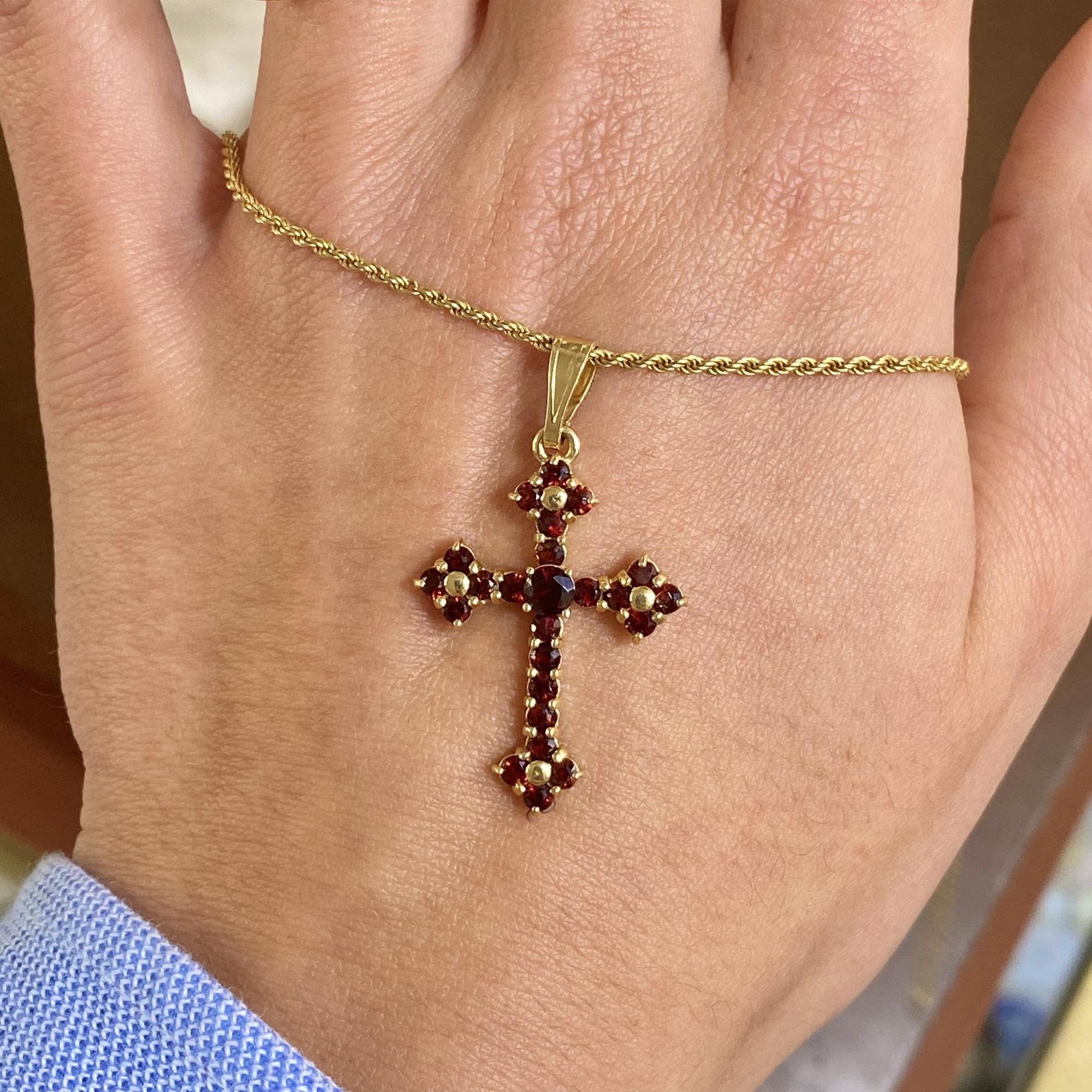 Vintage pendant in 18kt gold, cross with garnets of approx. 1.00 ct.