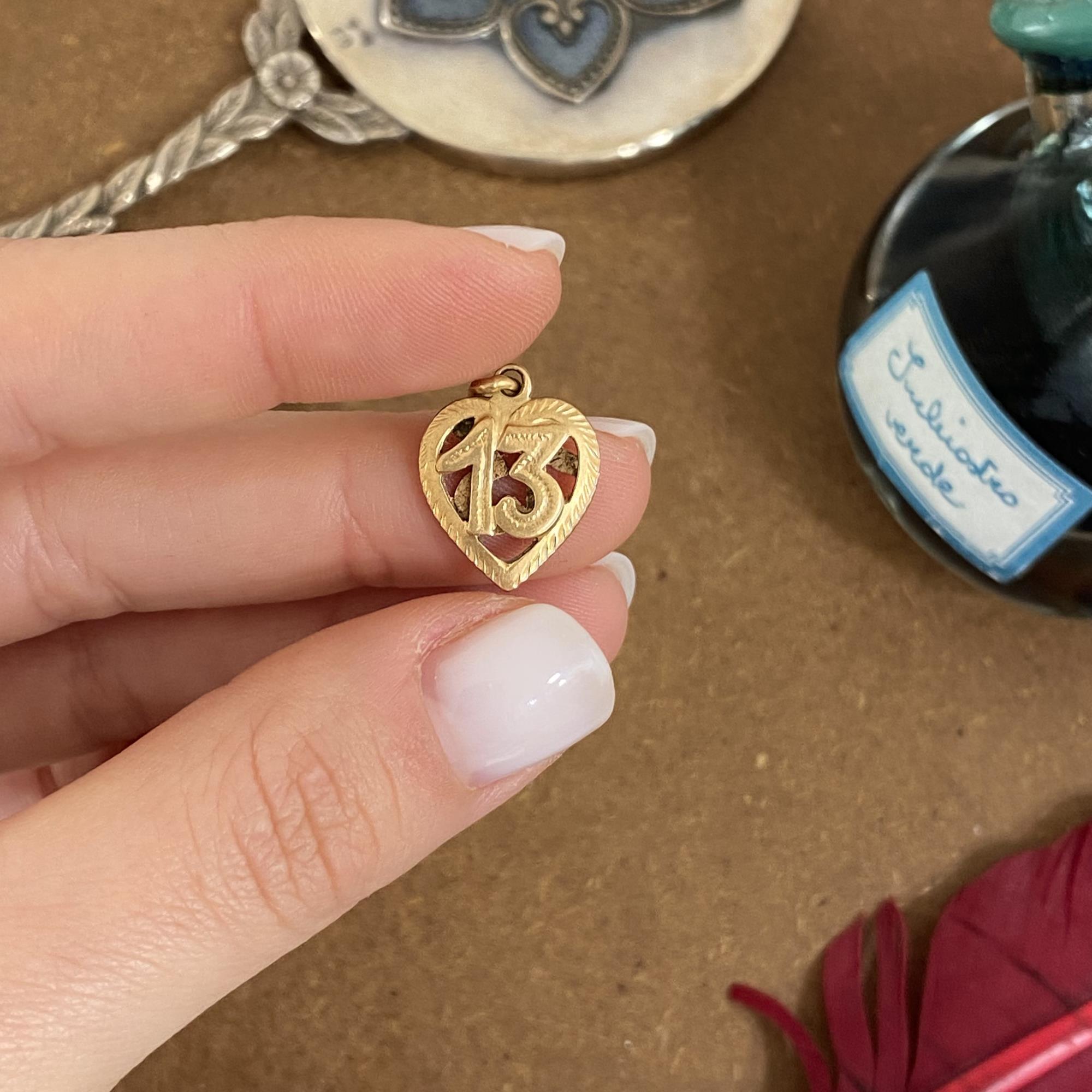 Ciondolo vintage in oro 18kt cuore con 13 portafortuna