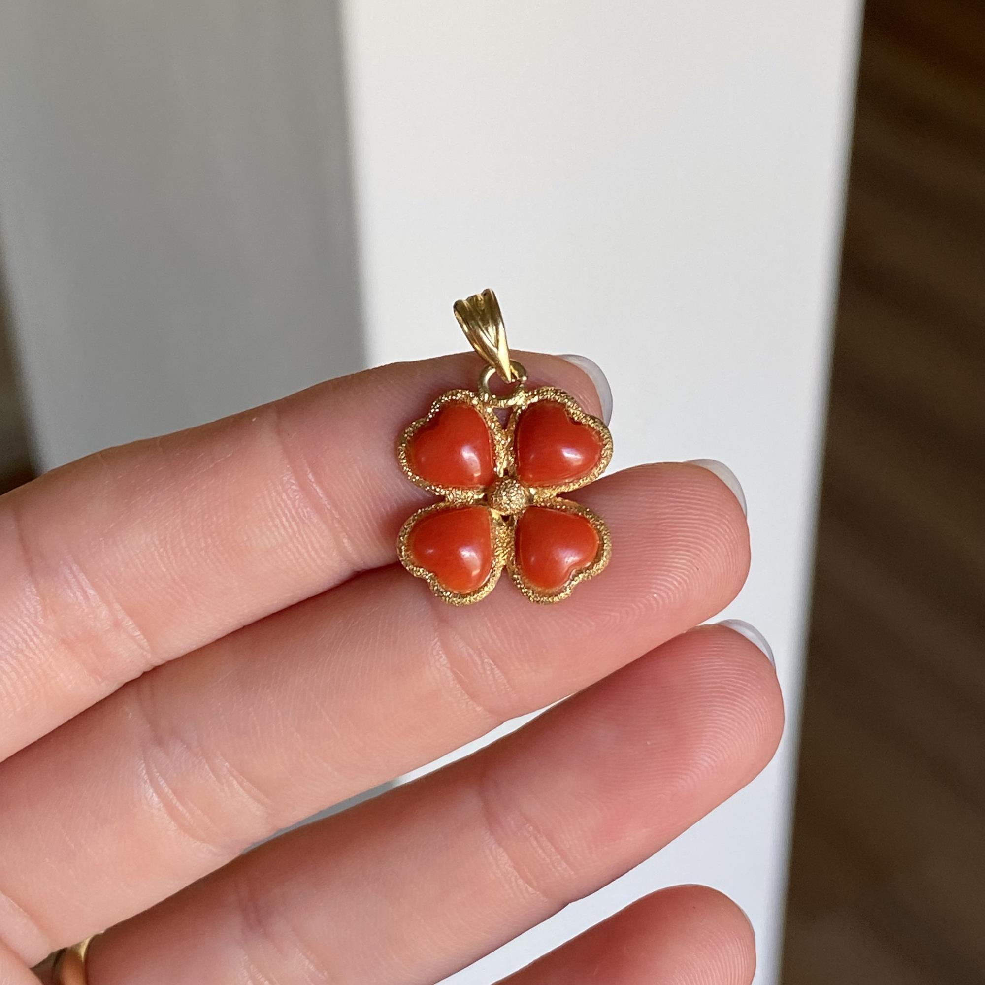 Ciondolo vintage quadrifoglio in oro 18kt con corallo naturale di taglio cuore