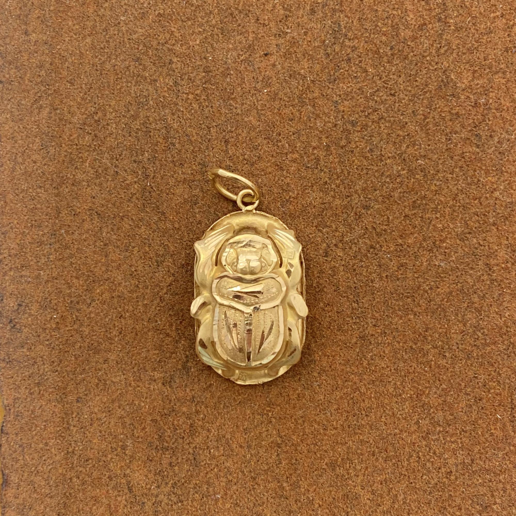 Ciondolo vintage scarabeo portafortuna in oro 18kt inciso a mano