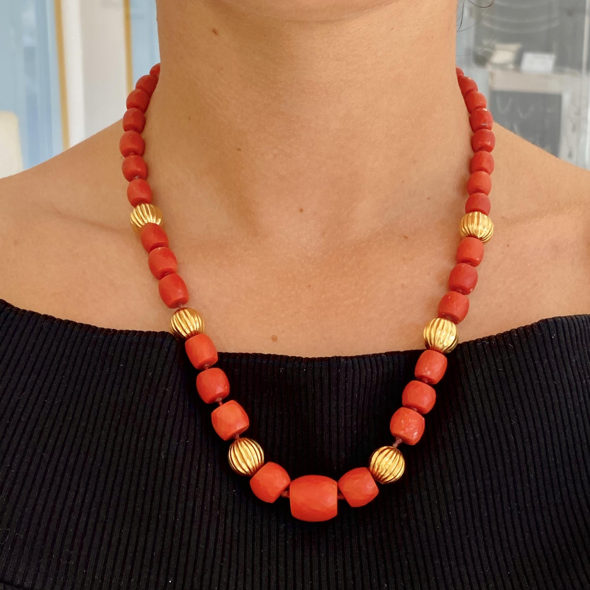 Collana vintage con 7 sfere in oro 18kt e corallo rosso naturale