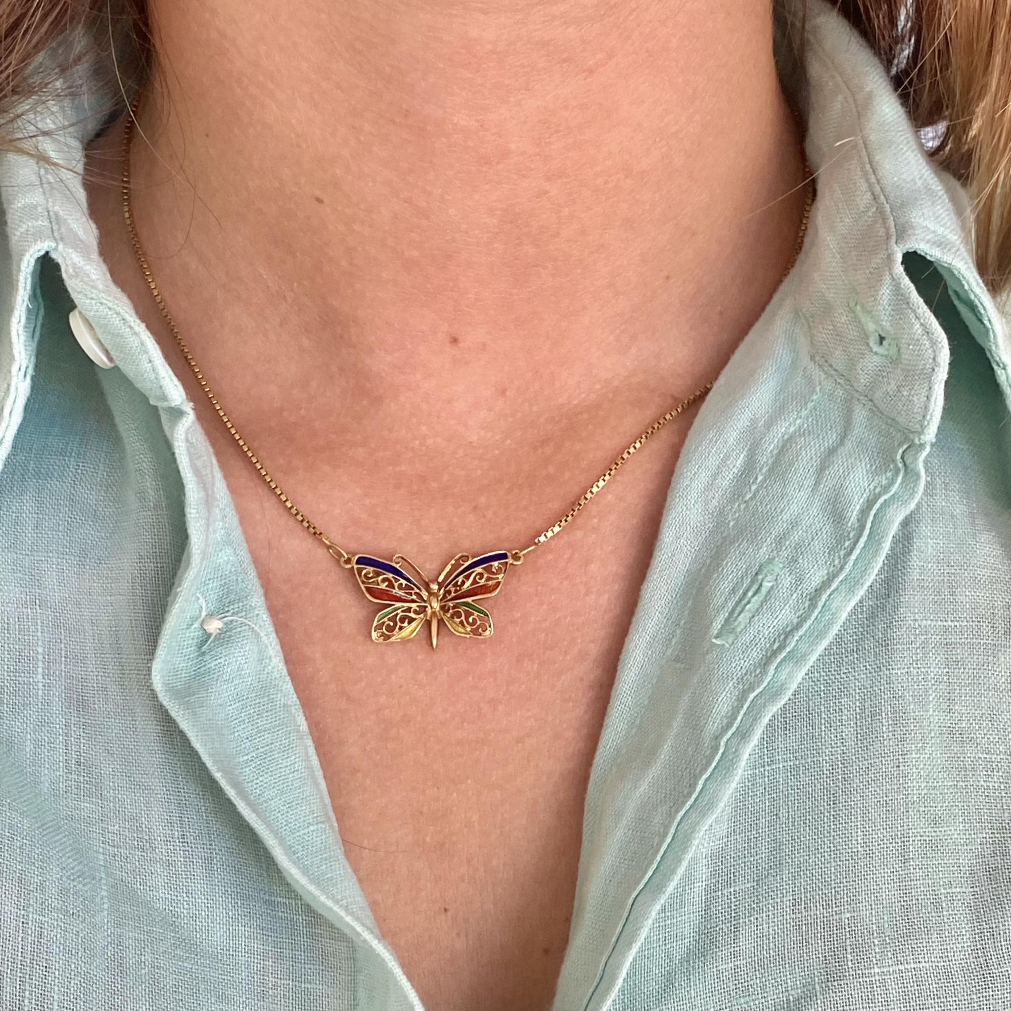 Collana vintage in oro 18kt farfalla con decorazioni a traforo e smalto blu, rosso, giallo e verde