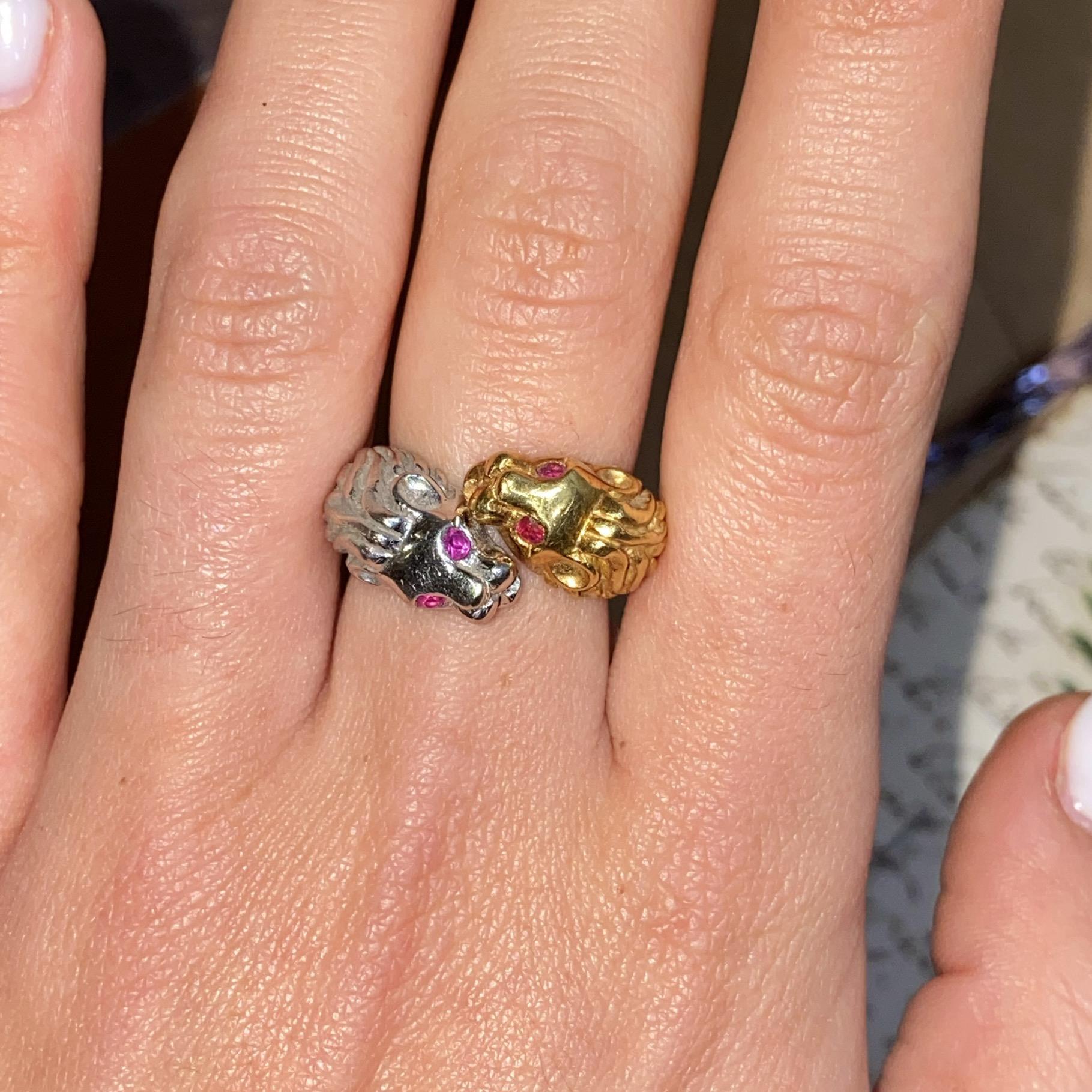 Contrariè leoni in oro bianco e giallo 18kt con rubini ct 0,15 ca.