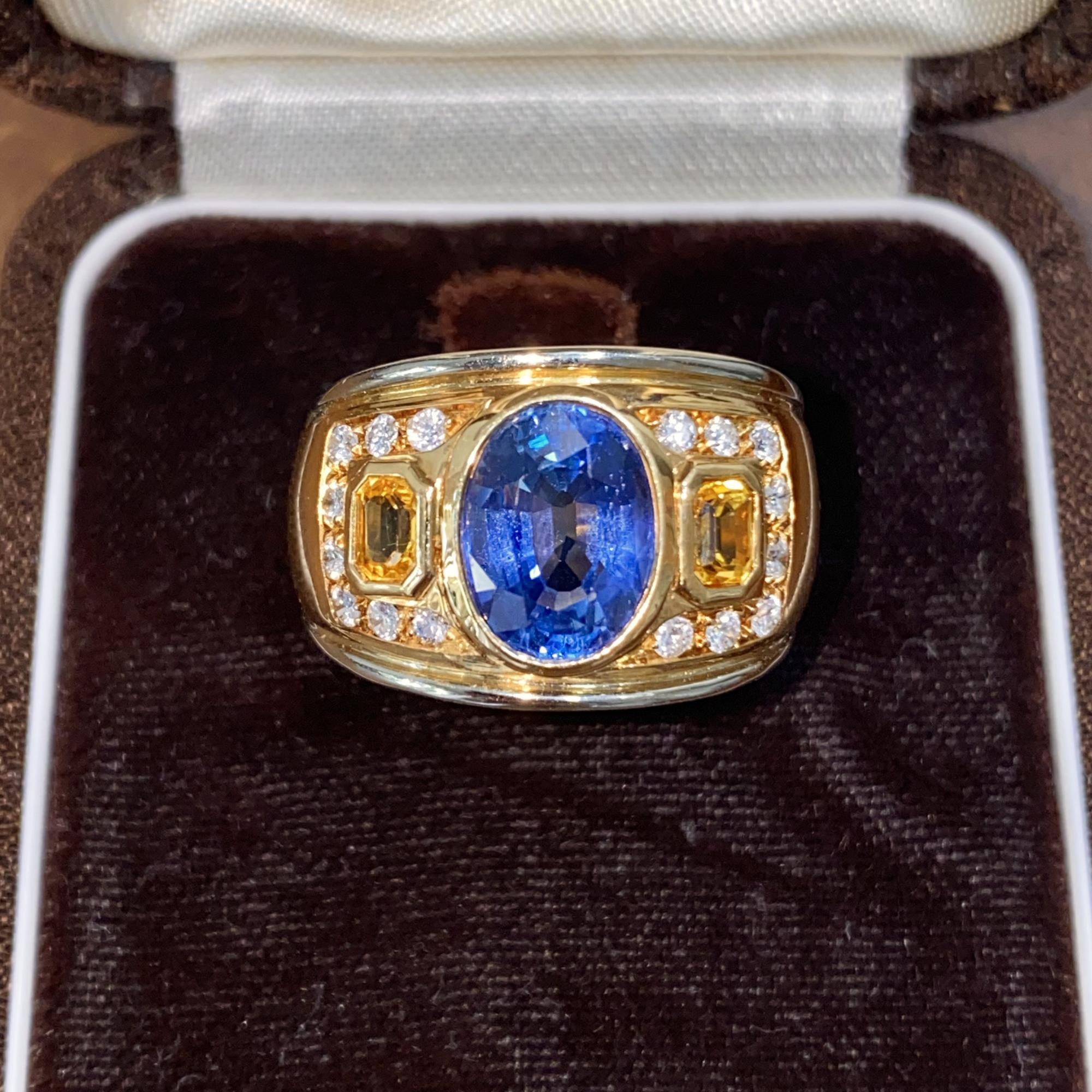 Facia vintage in oro 18kt con zaffiro ct 3,00 ca. zaffiri gialli ct 0,80 ca. e diamanti ct 0,50 ca.
