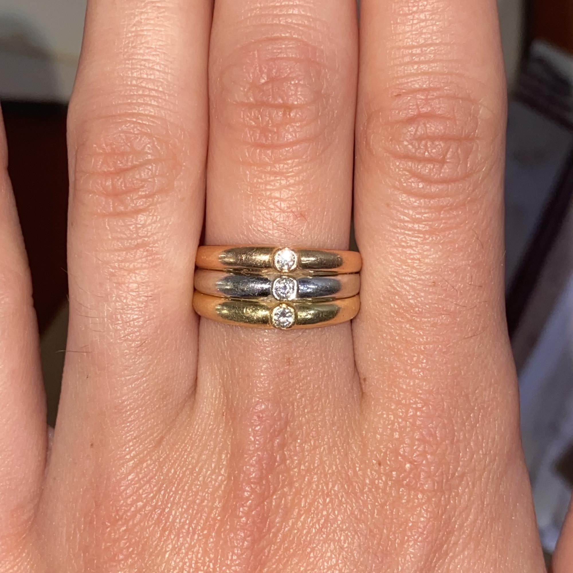 Fascia vintage in oro bianco, giallo e rosa 18kt con tre diamanti ct 0,12 ca.