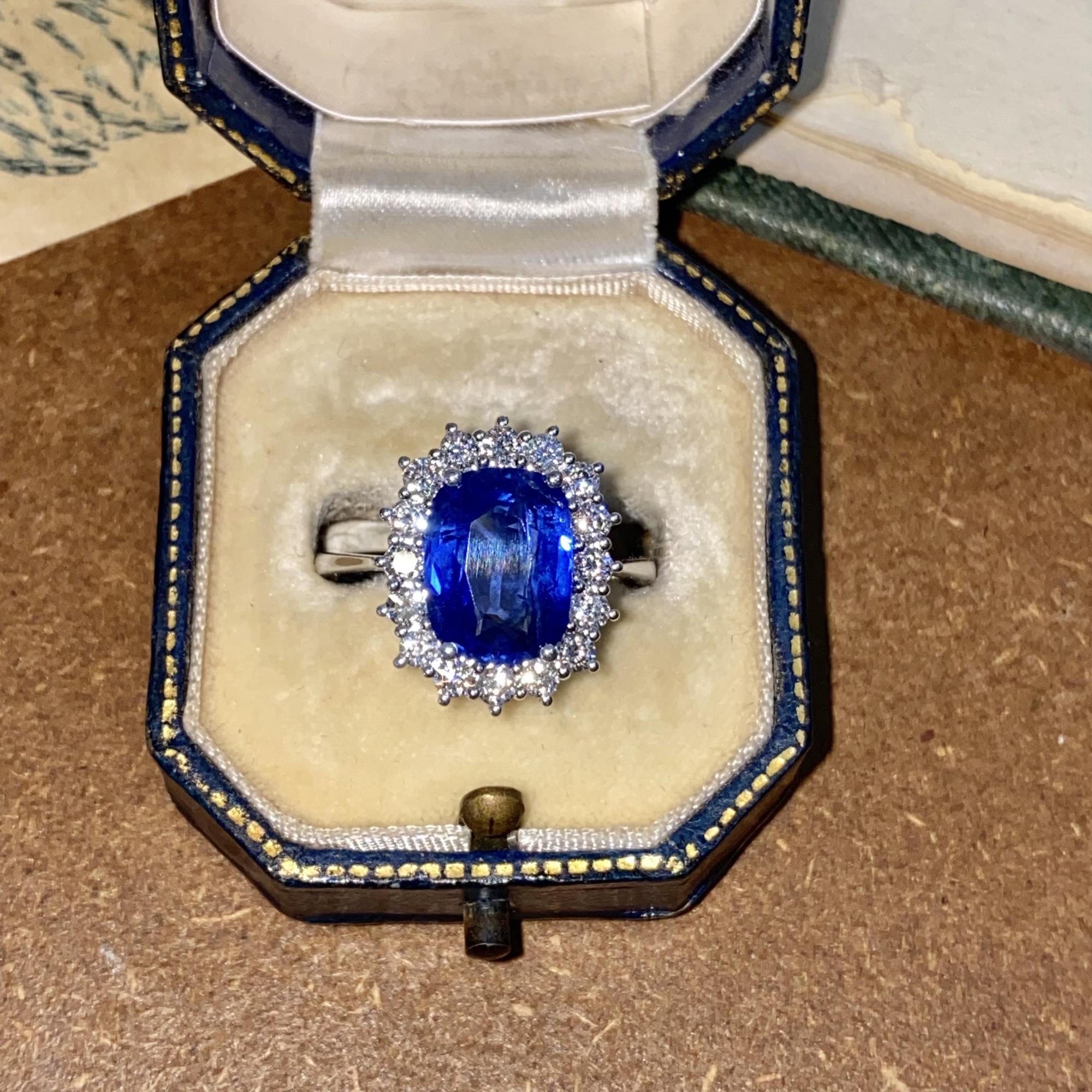 Iconico anello Kate in oro 18kt con grande zaffiro ct 3,95 e diamanti ct 0,70