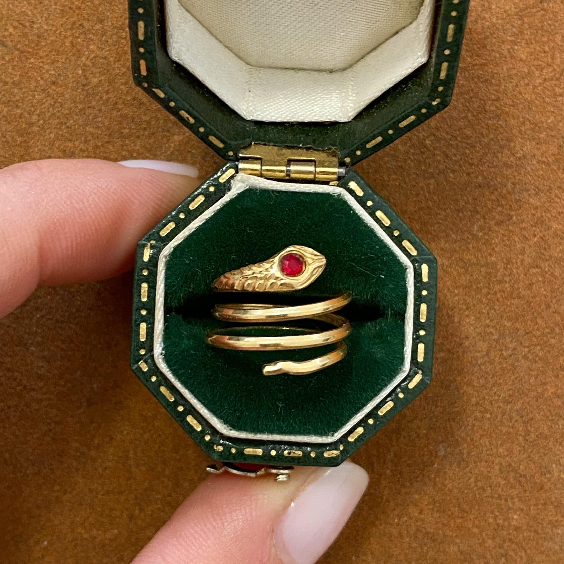 Iconico anello vintage serpente in oro 18kt con rubino sintetico