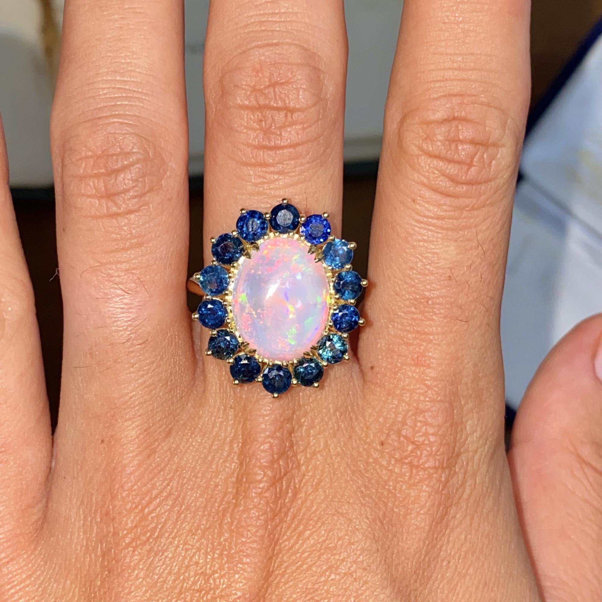 Importante margherita in oro 18kt con opale ct 6,00 ca. e zaffiri ct 2,80 ca.