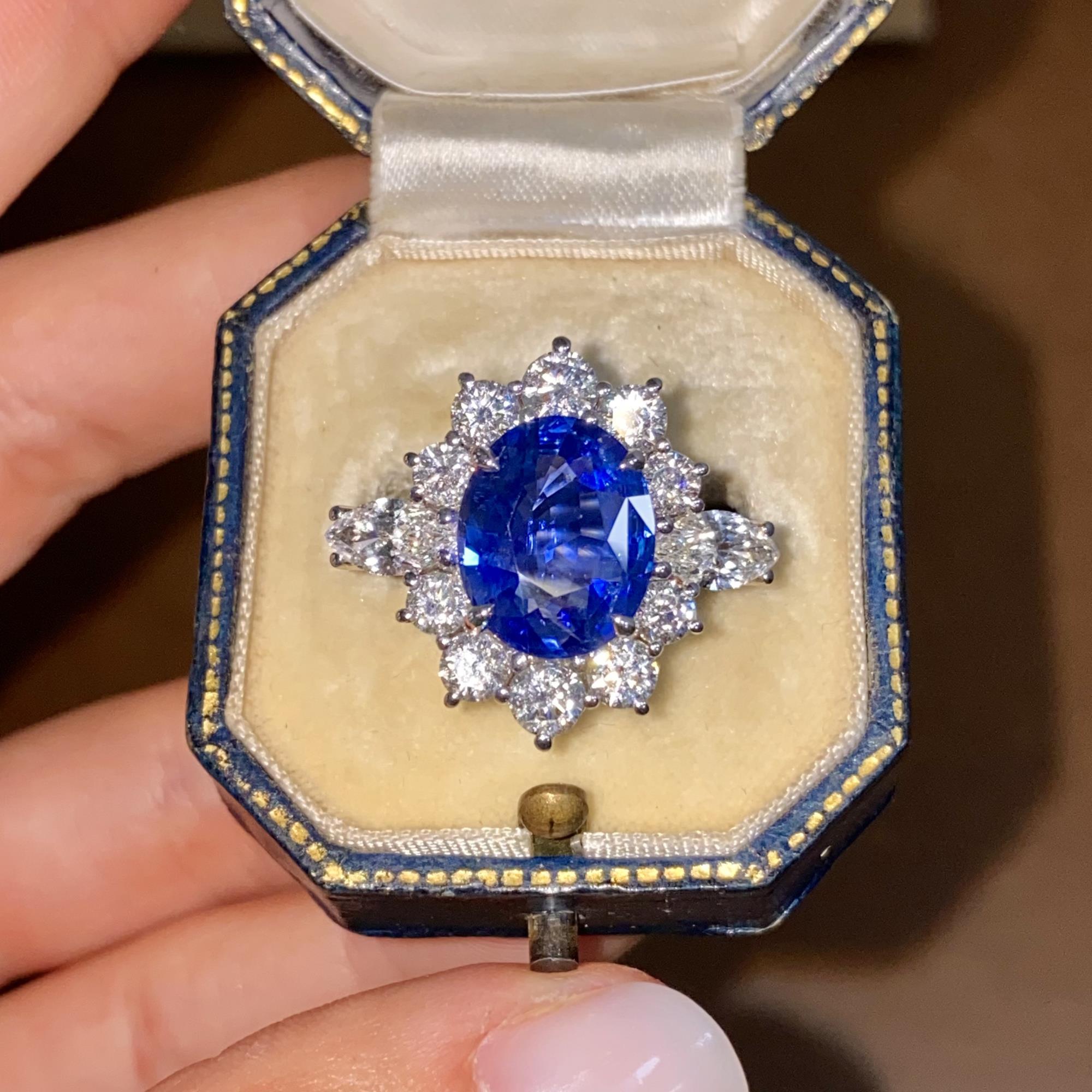 Importante Margherita in oro 18kt con zaffiro ovale ct 5,08 e contorno di diamanti ct 3,50 ca.