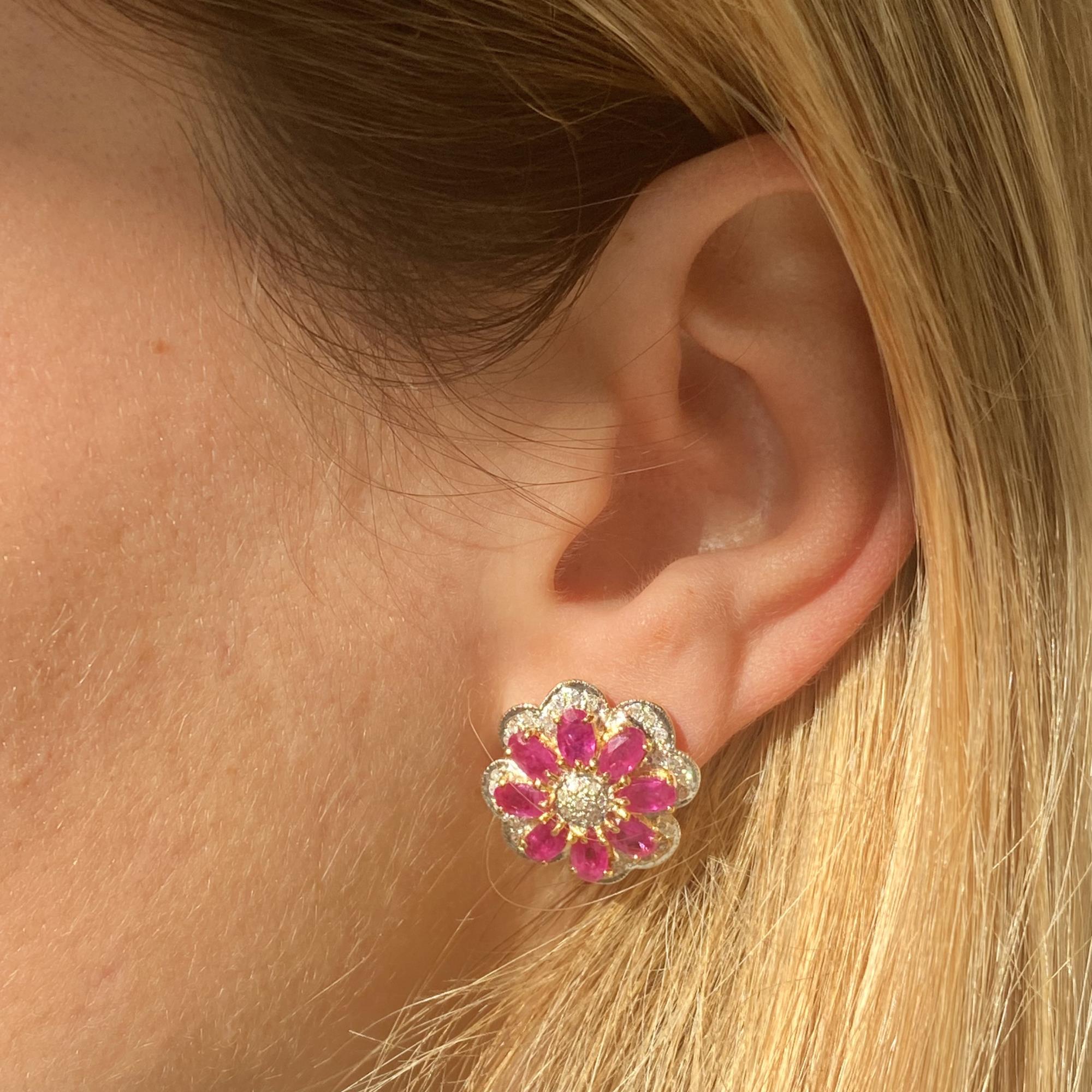 Incantevoli orecchini vintage a fiore con rubini ct 3,20 ca. e diamanti ct 0,36 ca.