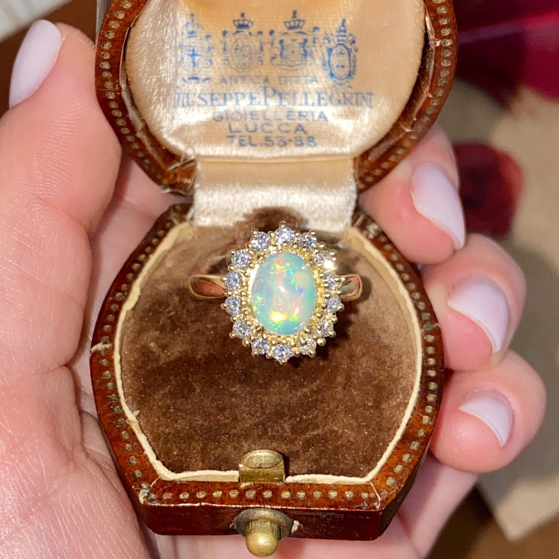 Margherita in oro 18kt con opale ct 1,30 ca. e diamanti ct 0,40 ca.