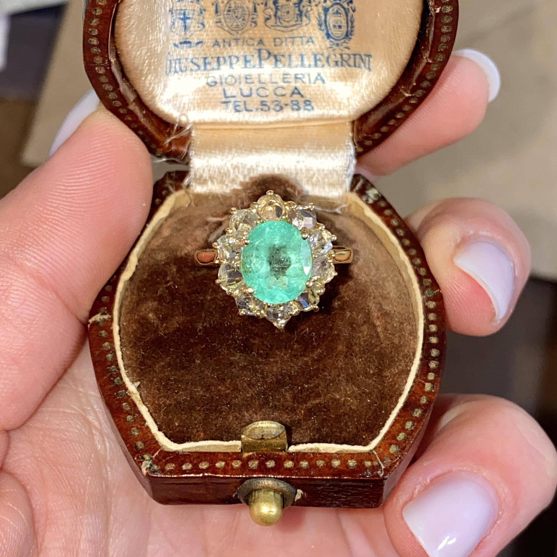 Margherita in oro 18kt con smeraldo ct 1,60 ca. e rosette di diamanti per ct 0,50 ca.