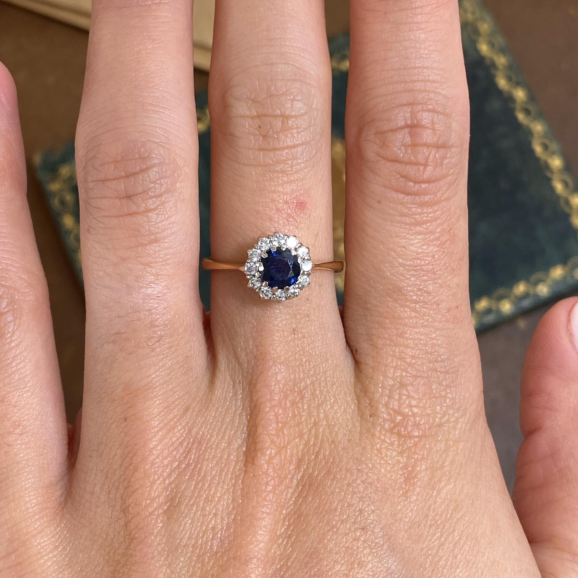 Margherita in oro 18kt con zaffiro ct 0,50 ca. e diamanti ct 0,10 ca.