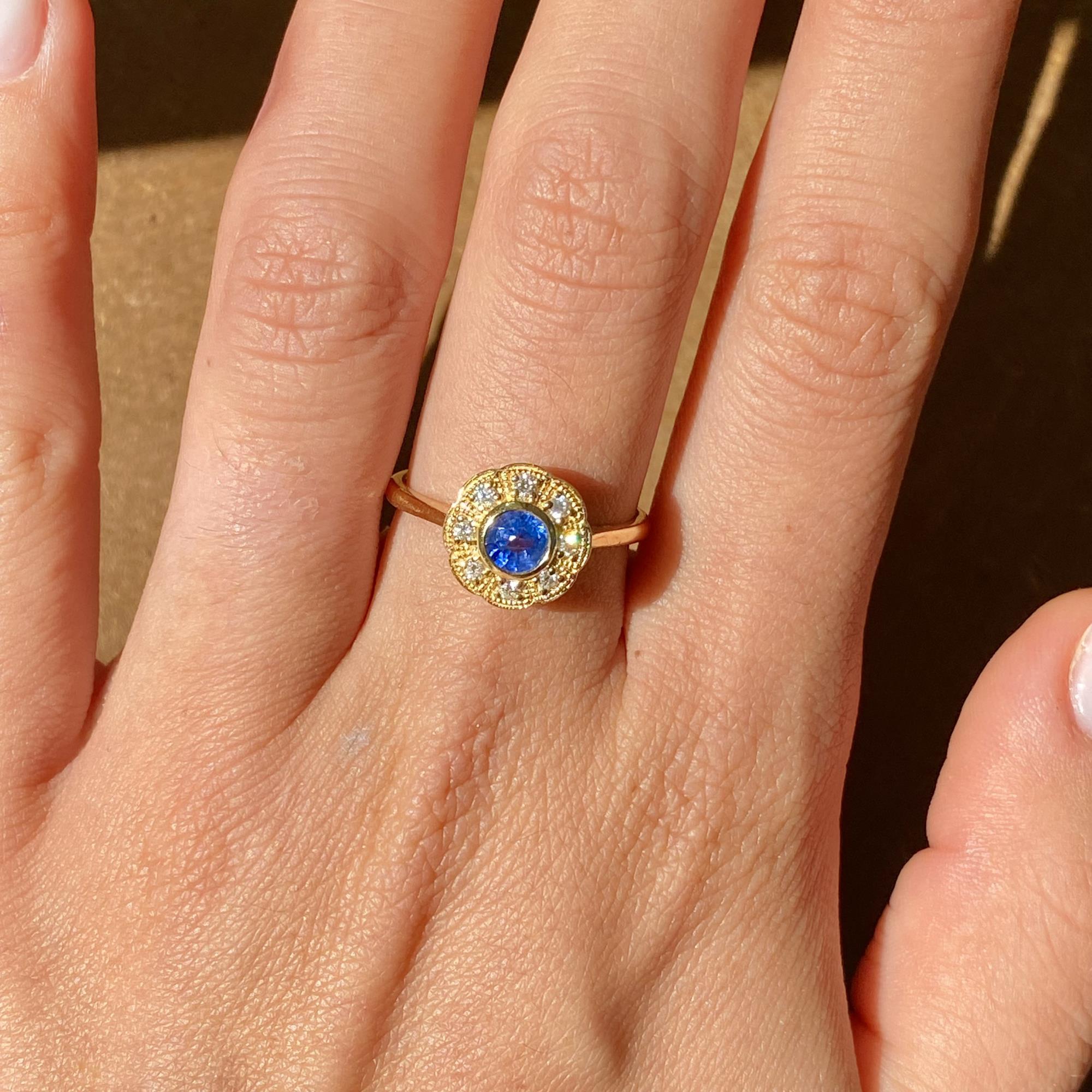 Margherita in oro 18kt con zaffiro ct 0,50 ca. e diamanti ct 0,15 ca.