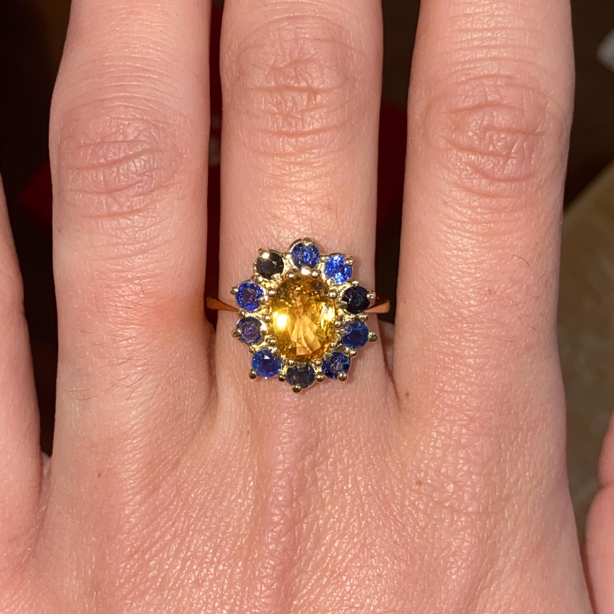 Margherita in oro 18kt con zaffiro giallo ct 1,70 ca. e zaffiri blu ct 0,90 ca.