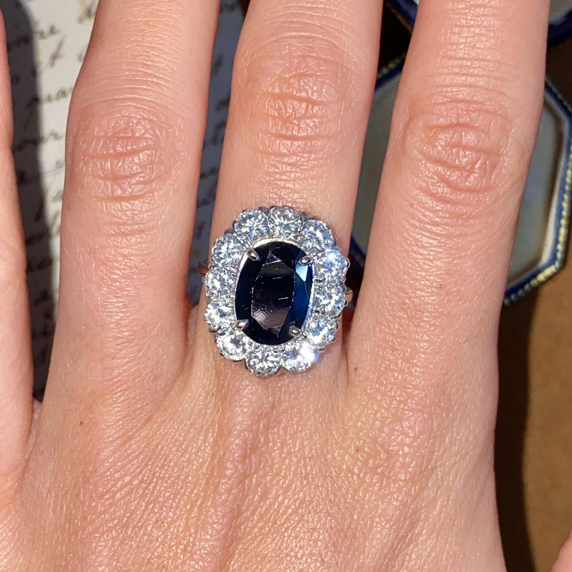 Margherita vintage in oro 18kt con grande zaffiro ct 3,50 ca. e diamanti ct 1,50 ca.