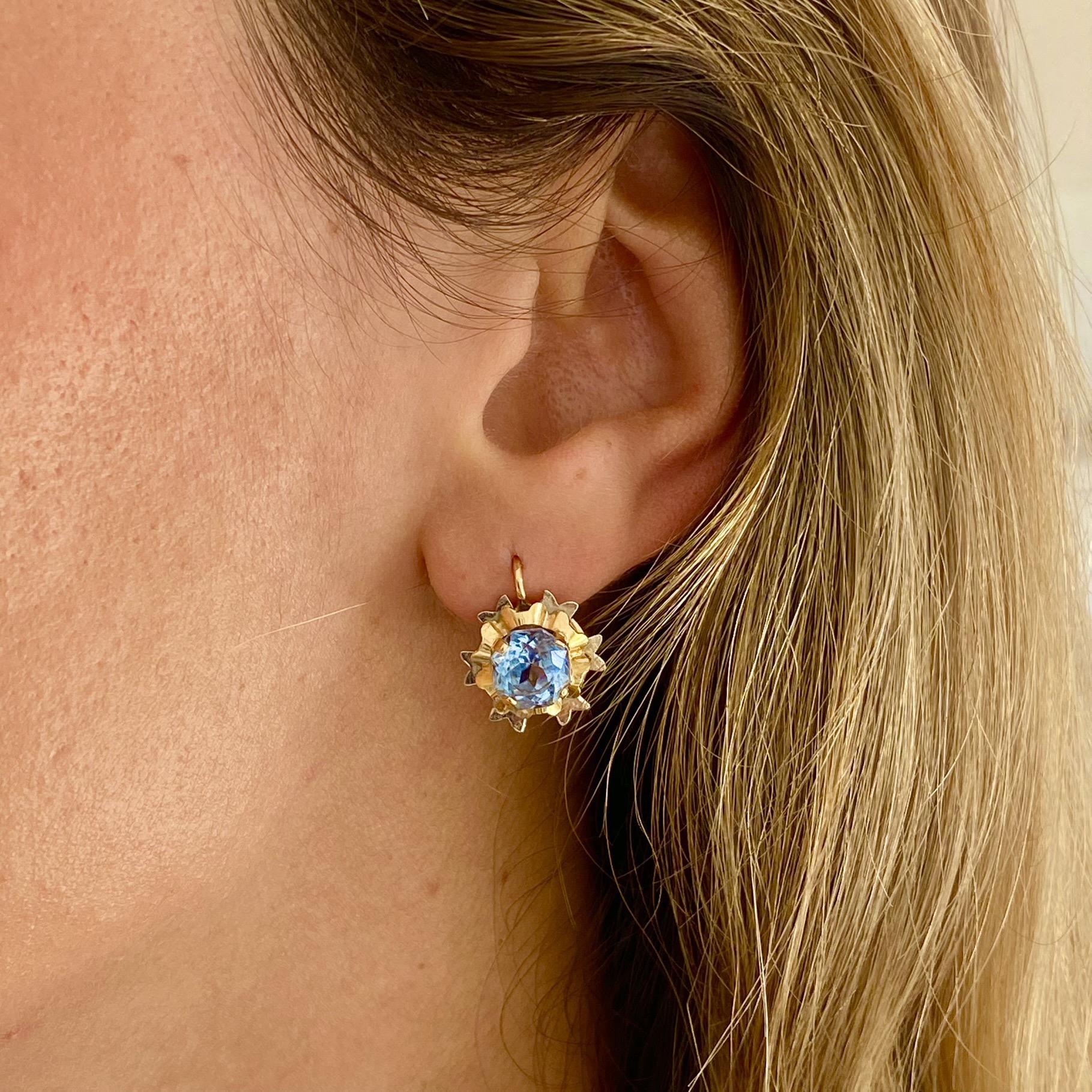 Orecchini anni  50 in oro 18kt fiore con topazio azzurro ct 4,00 ca.