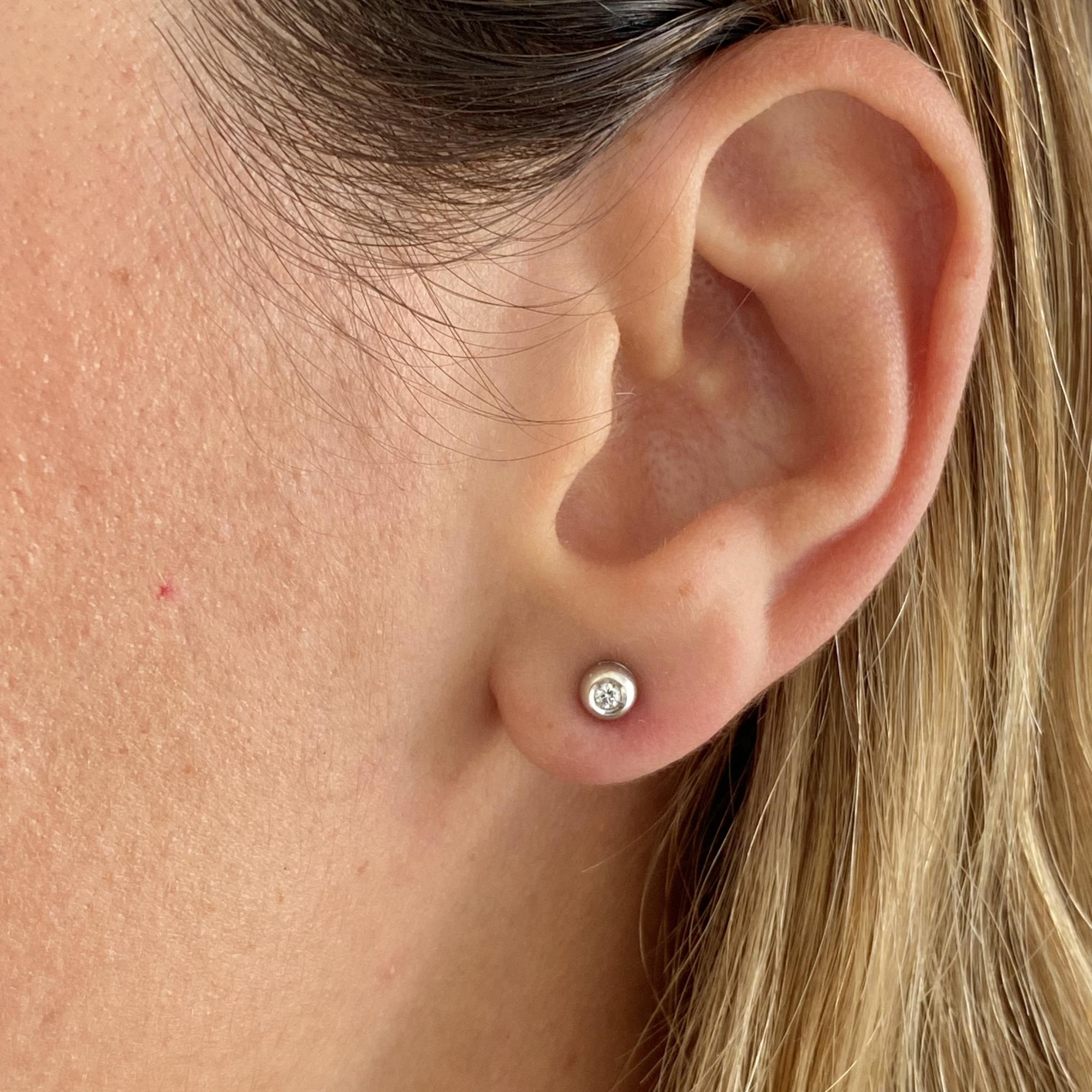 Orecchini punto luce in oro 18kt e diamanti ct 0,04 ca.