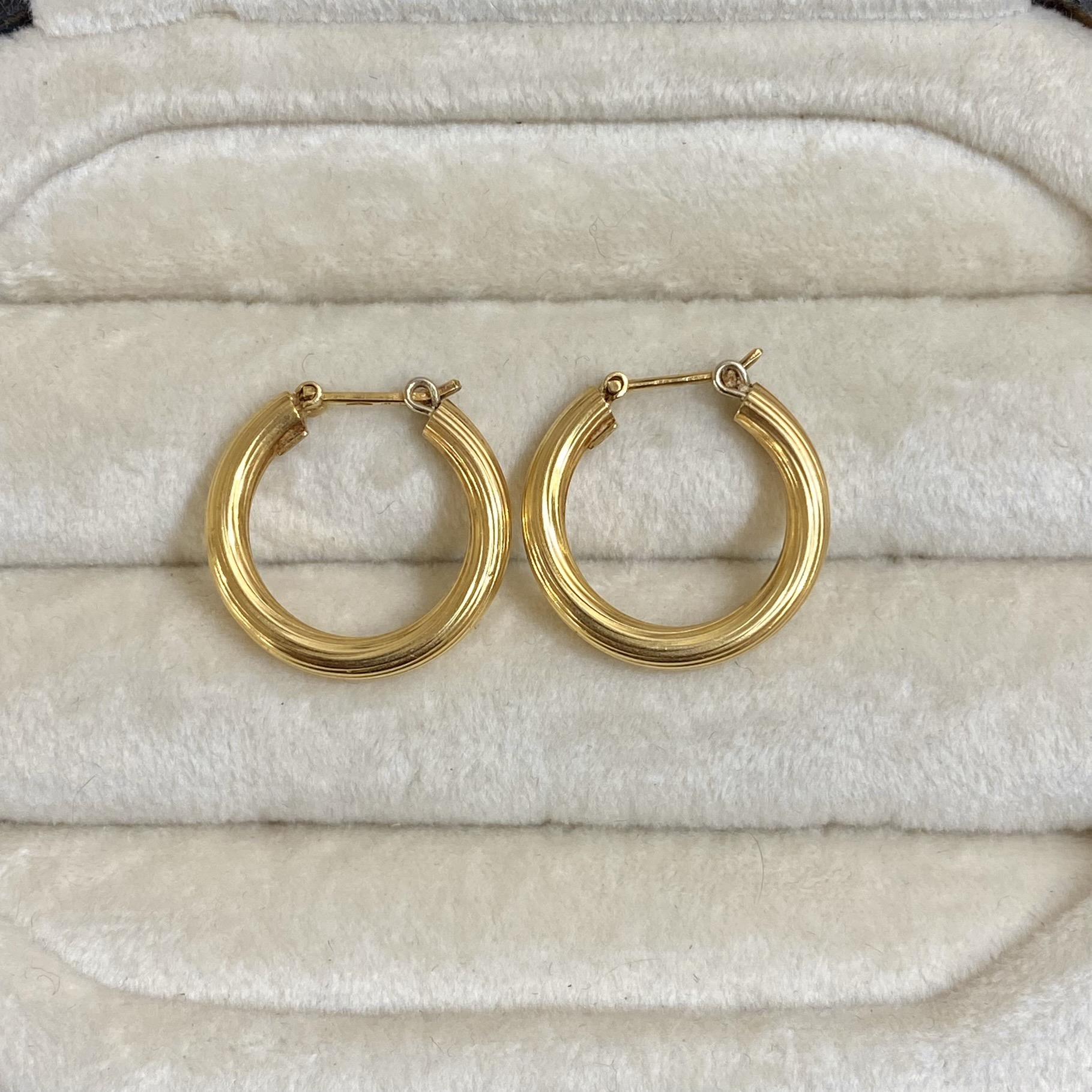 Orecchini vintage cerchietti tubo rigato in oro 18kt