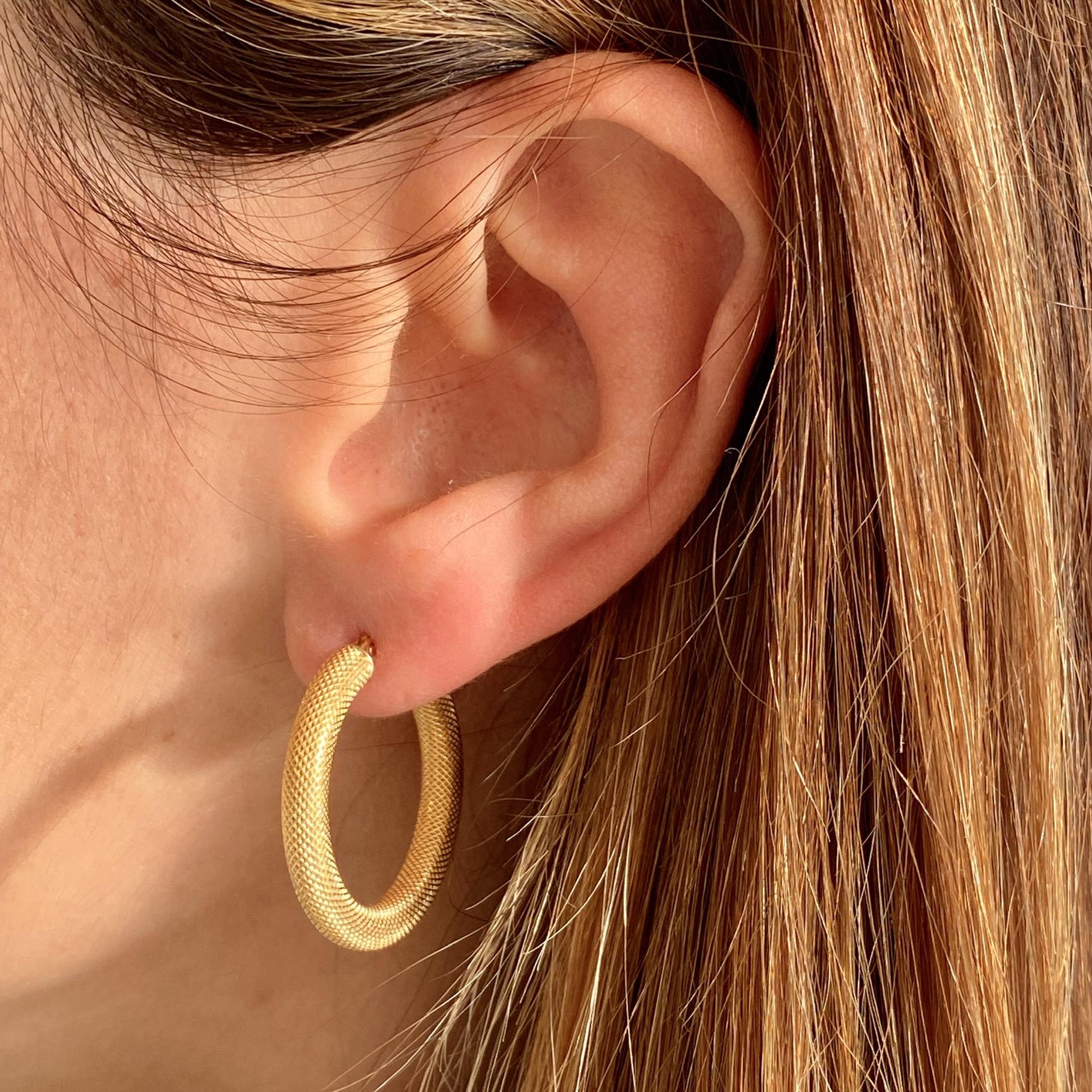 Orecchini vintage cerchio tubolare rigato in oro 18kt