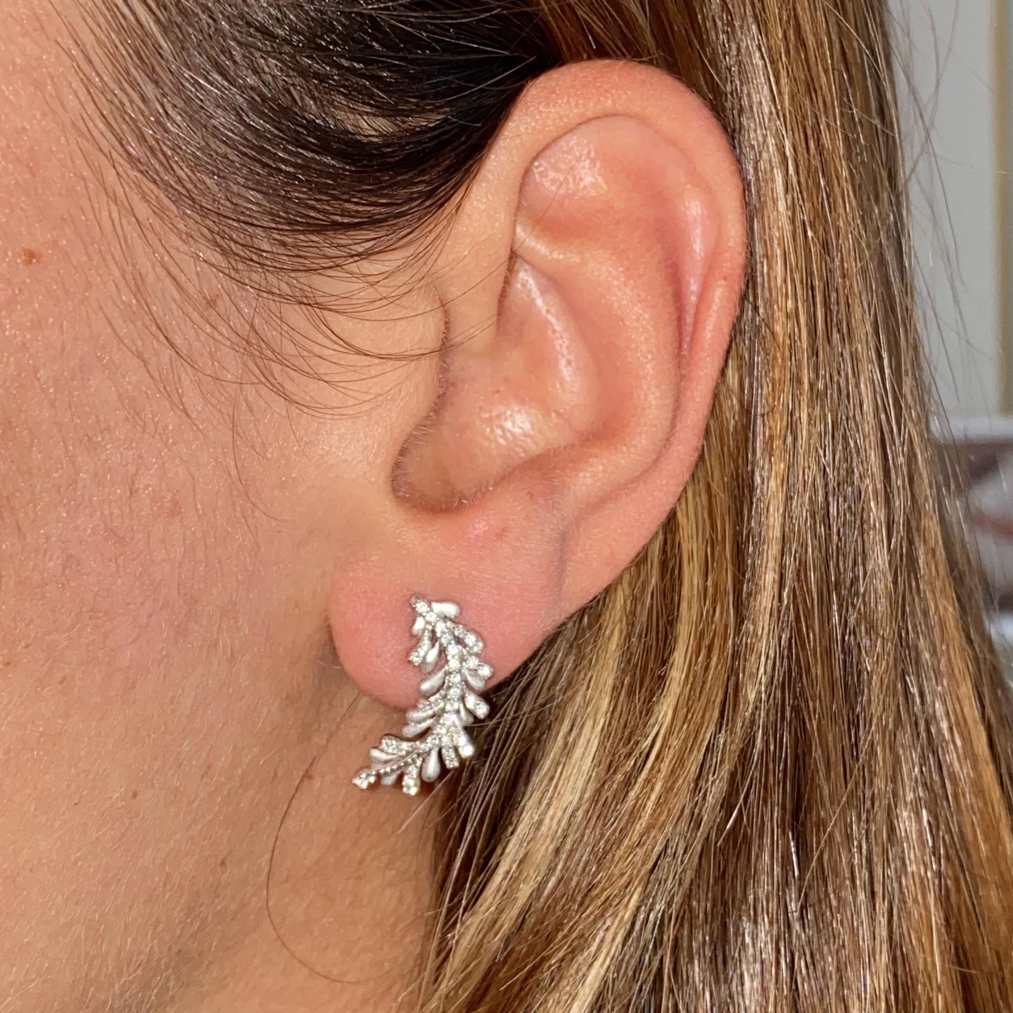 Orecchini vintage foglie in oro 18kt lucido e satinato con diamanti ct 0,25 ca.