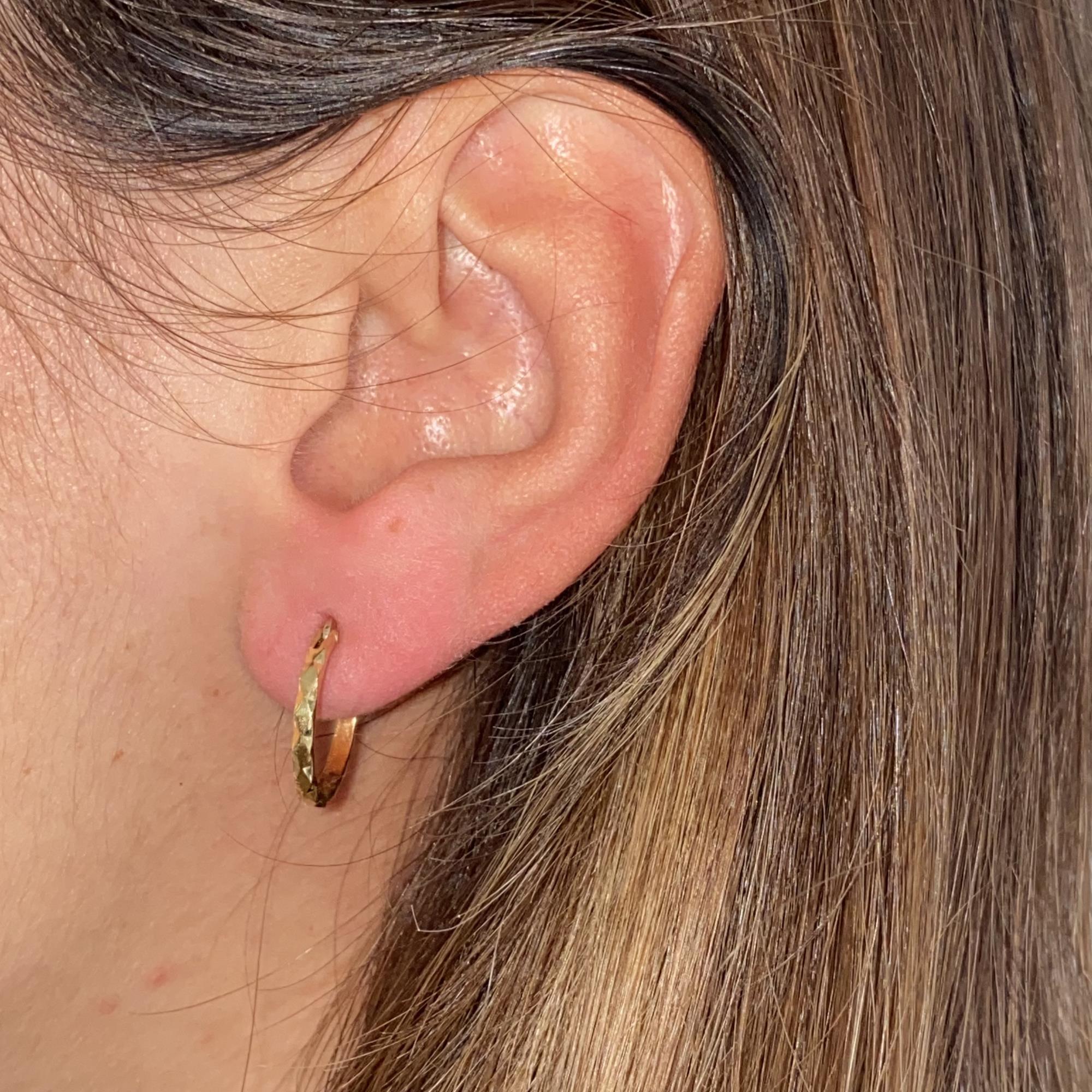 Orecchini vintage in oro 18kt cerchietto sfraccettato