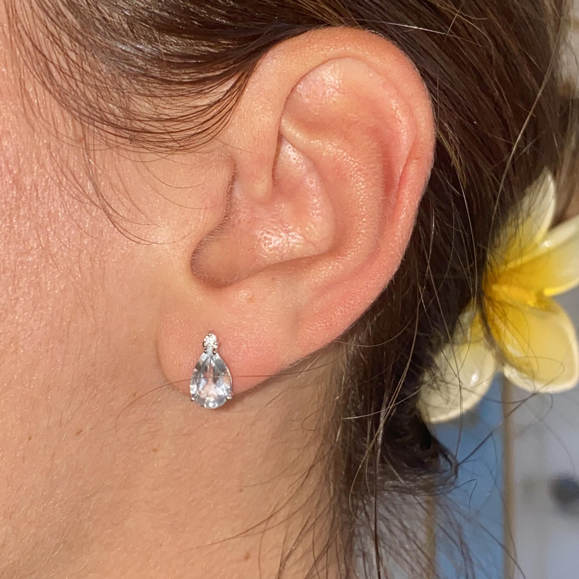 Orecchini vintage in oro 18kt con acquamarina di taglio goccia ct 1,70 ca. e diamanti ct 0,04 ca.