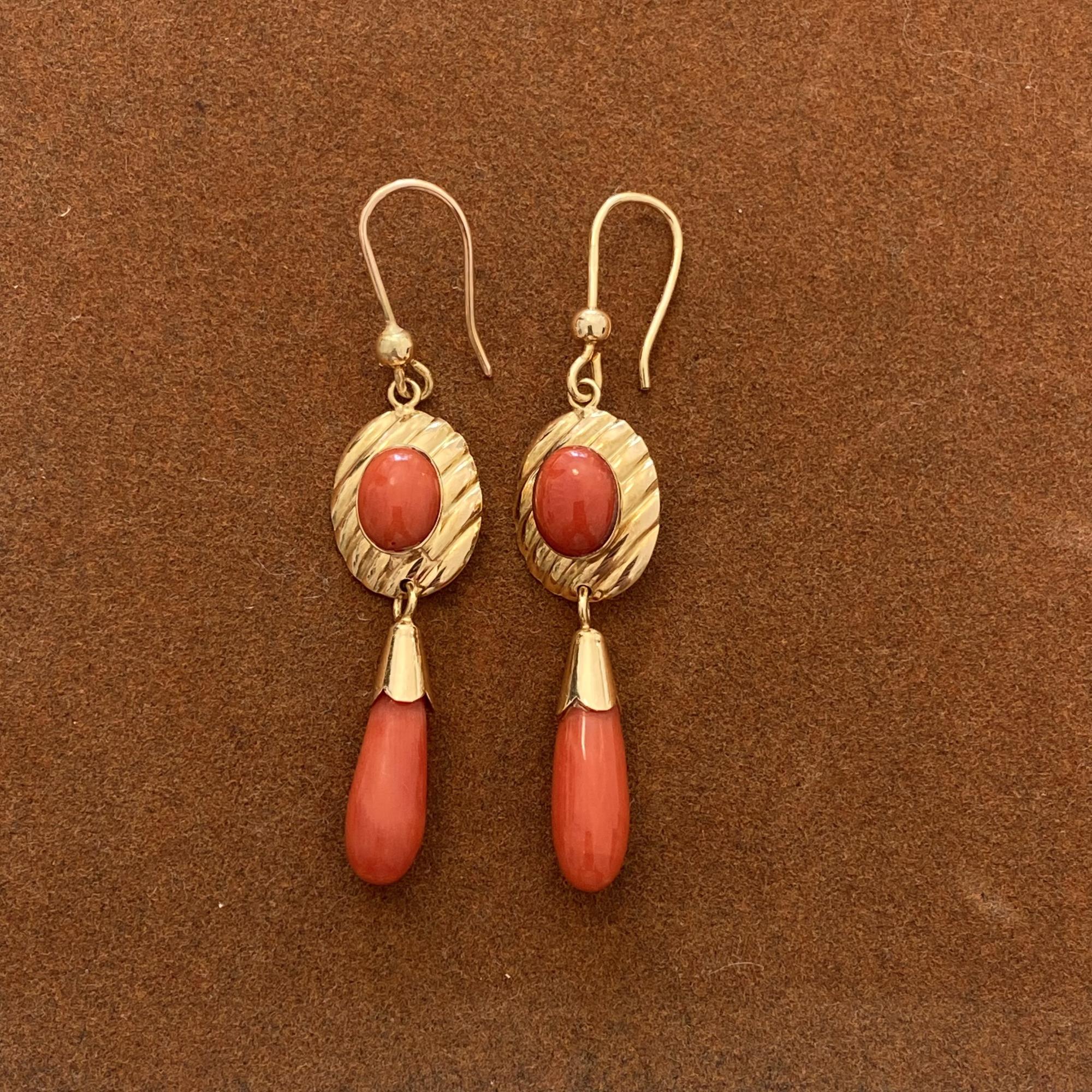 Orecchini vintage in oro 18kt con corallo rosso pendente
