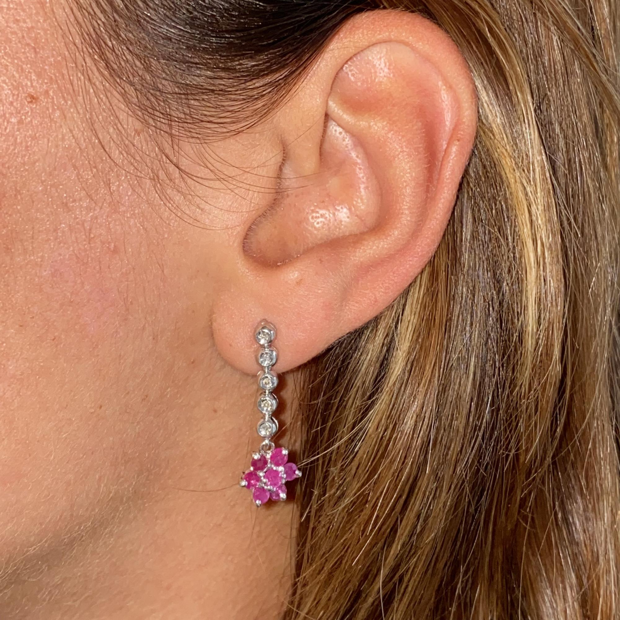 Orecchini vintage in oro 18kt con diamanti ct 0,15 ca. e fiori pendenti con rubini ct 0,70 ca.