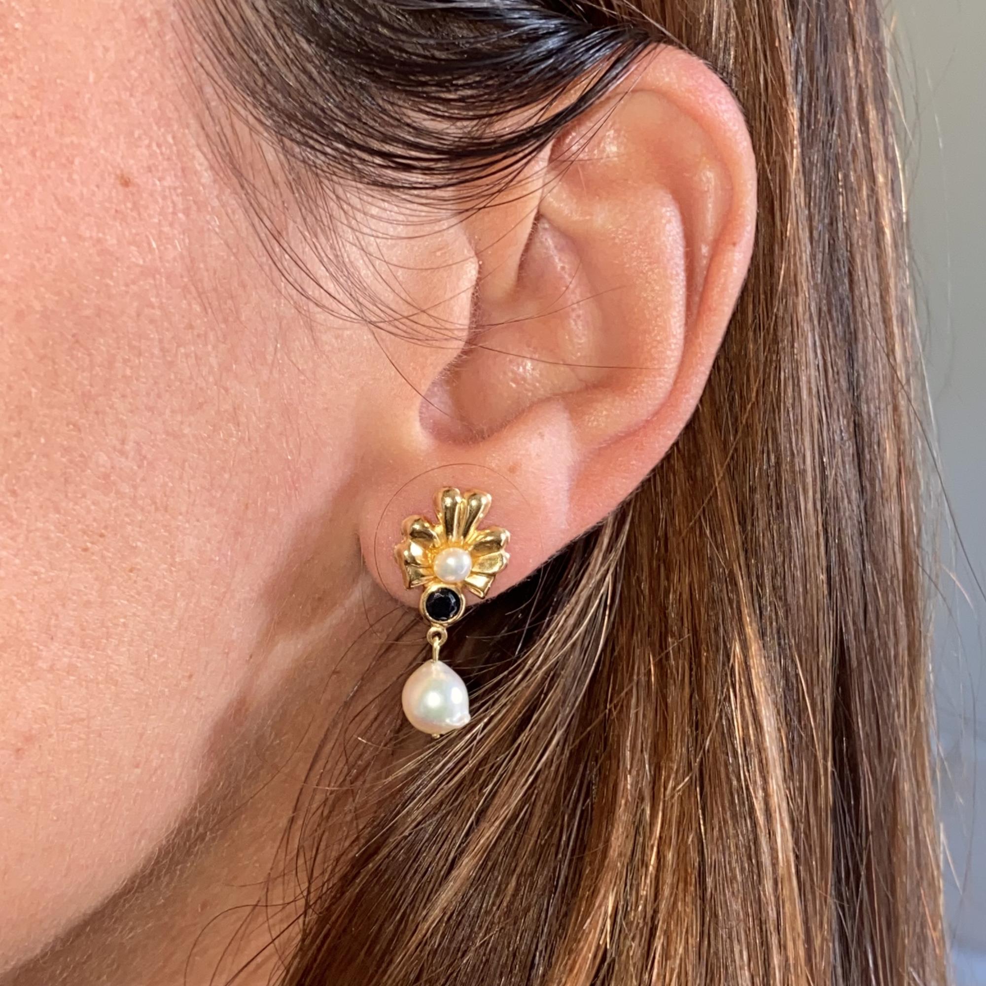 Orecchini vintage in oro 18kt fiore con perle e zaffiri